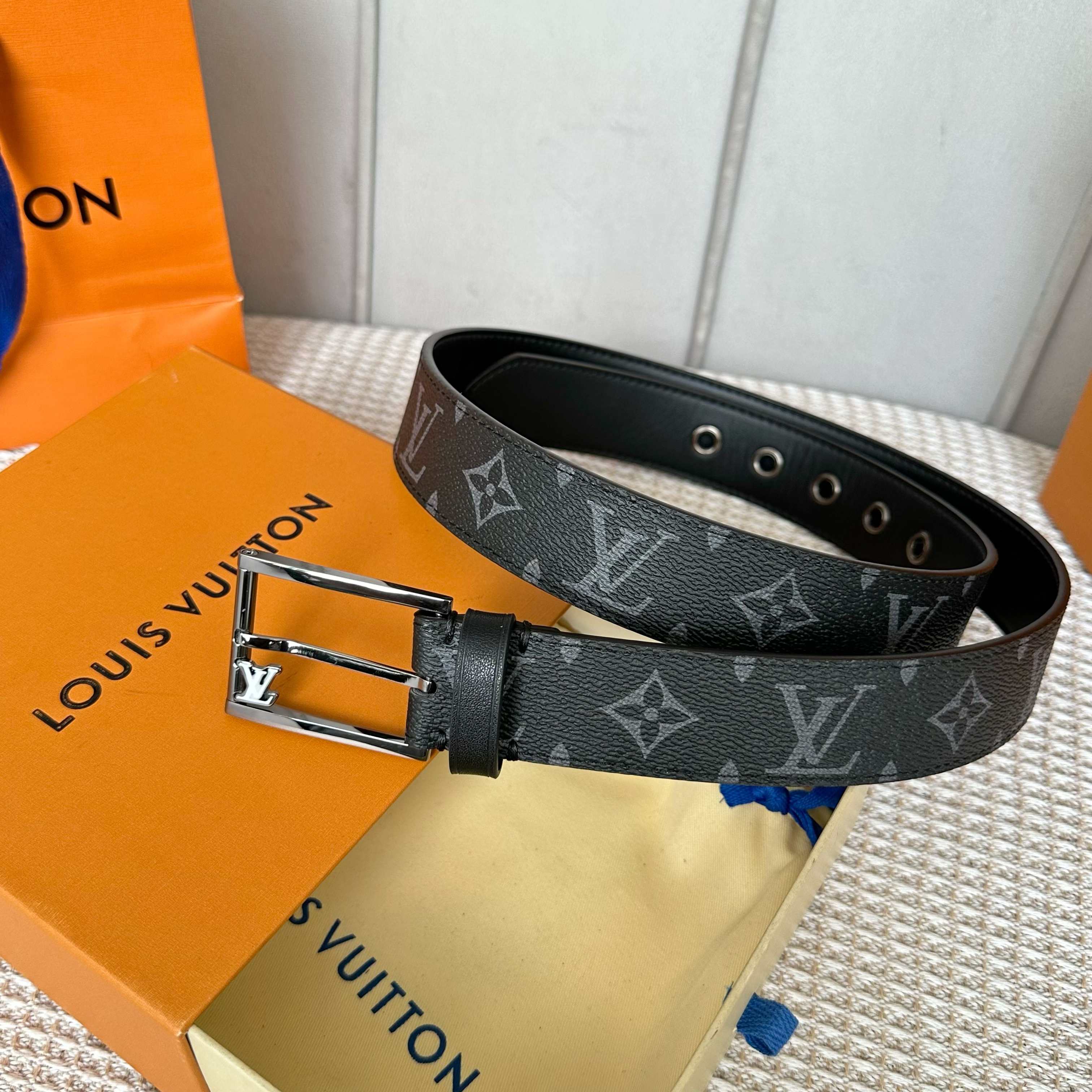 P150【原版包装➕1.0】
       L0UIS VUITT0N 今季新品 驴家男士原單腰帶 寬度35毫米 定制帆布内衬双面进口头层小牛皮 搭配全新开模针扣  皮带穿孔饰有五金 经久耐用 百搭款