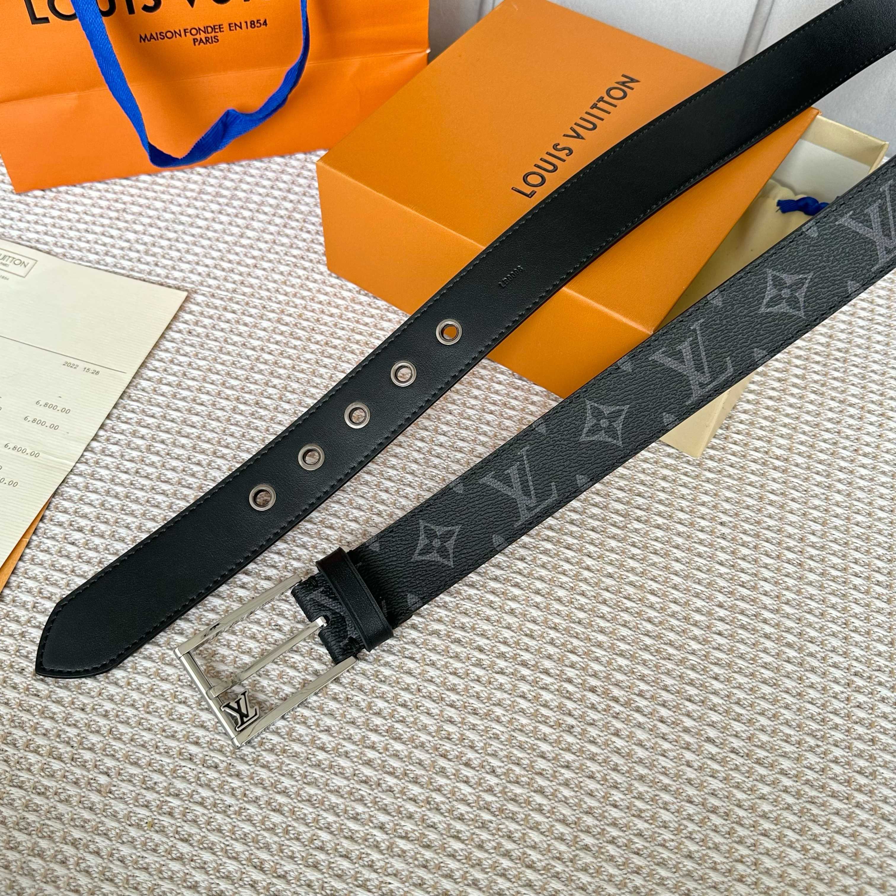 P150【原版包装➕1.0】
       L0UIS VUITT0N 今季新品 驴家男士原單腰帶 寬度35毫米 定制帆布内衬双面进口头层小牛皮 搭配全新开模针扣  皮带穿孔饰有五金 经久耐用 百搭款