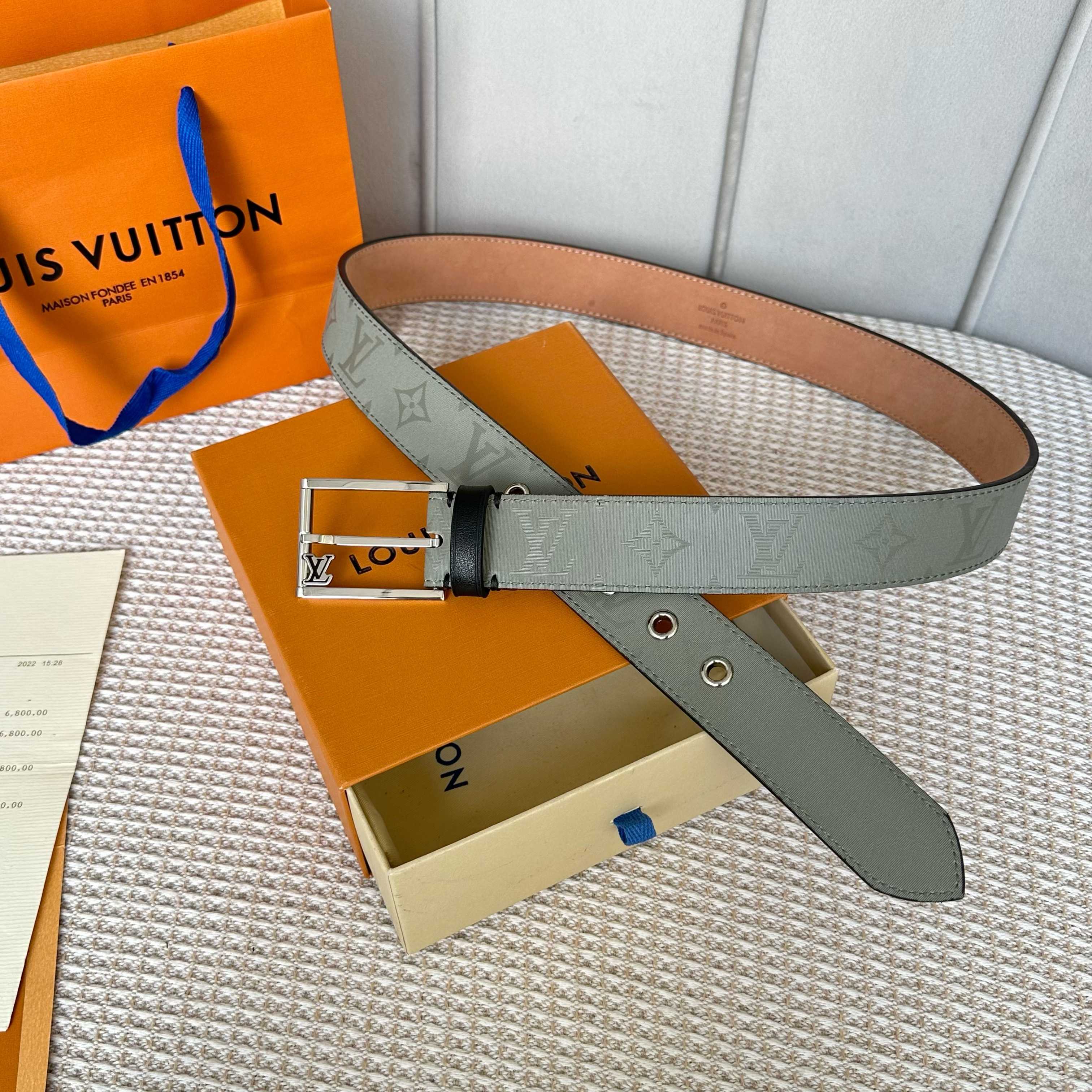 P150【原版包装➕1.0】
       L0UIS VUITT0N 今季新品 驴家男士原單腰帶 寬度35毫米 定制帆布内衬双面进口头层小牛皮 搭配全新开模针扣  皮带穿孔饰有五金 经久耐用 百搭款