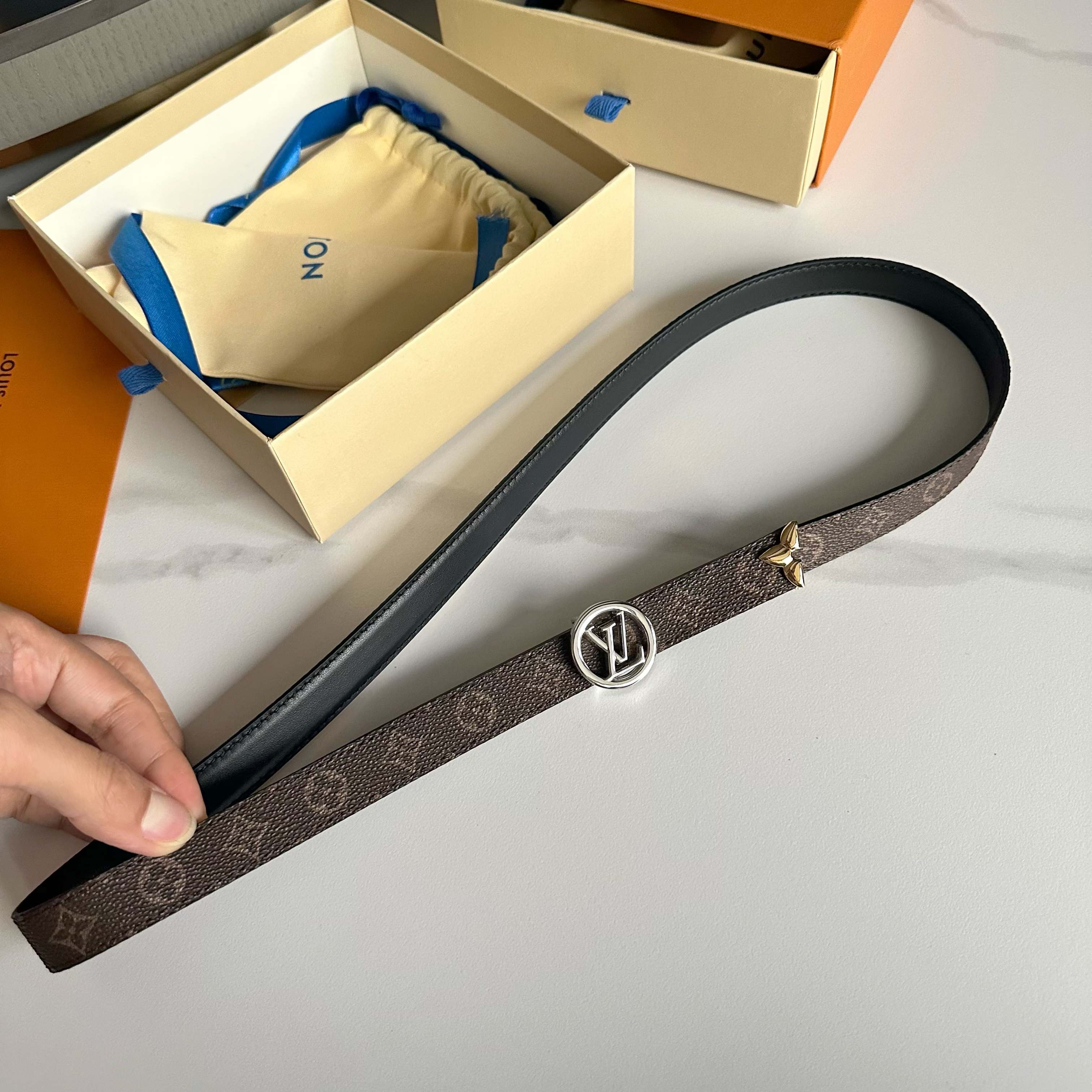 P145【原版包裝➕1.0】
       驢家女士腰帶 寬度2cm 全新風格定制帆布面料襯托細膩的進口小牛皮 皮帶末端有金色金屬花卉點綴 花卉側面視有logo鋼印標識 搭配新款字母搭扣 🉑雙面用 經典百搭