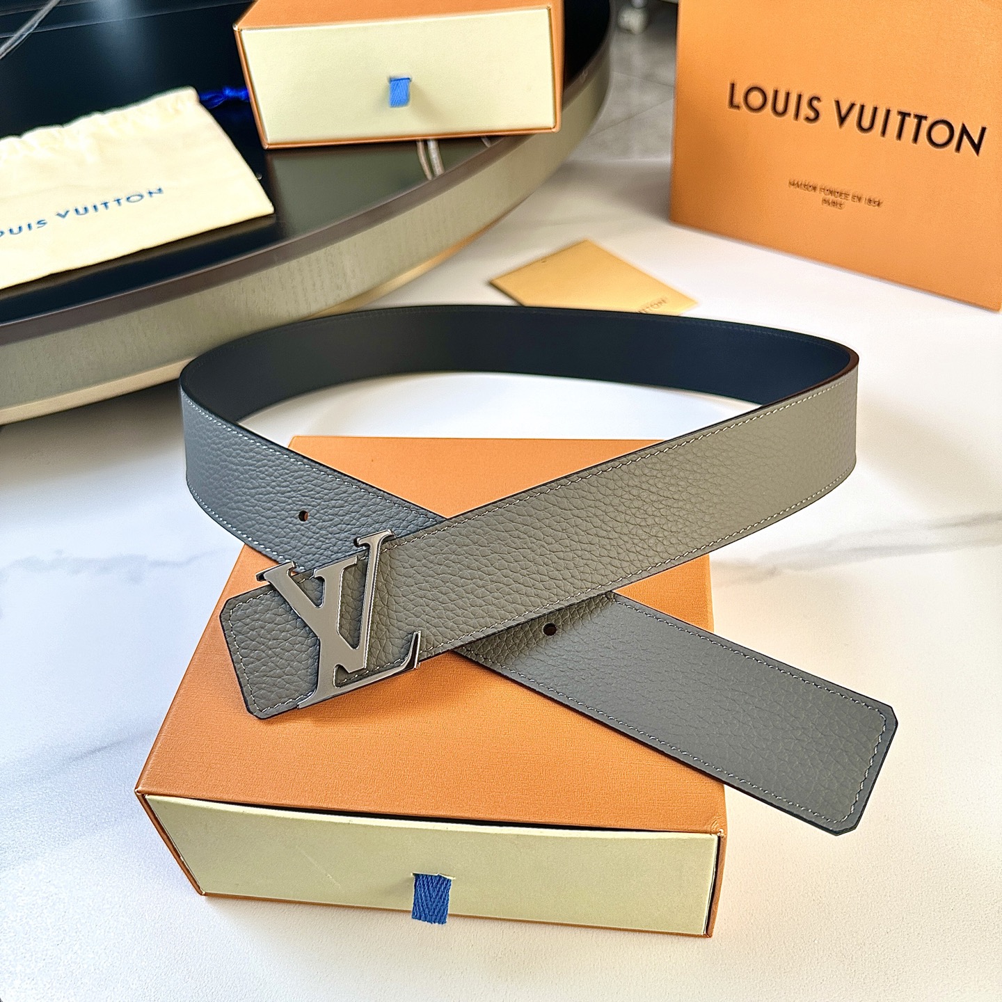 NO:138954,L0UIS VUITT0N The latest upgraded version of the counter, width 40mm, original small lychee pattern togo leather lining imported soft calf leather base, paired with classic letter buckle, versatile and easy to line! , belt, cowhide19860909L0UIS VUITT0N 專櫃最新升級版本 寬度40mm 原廠小荔枝纹togo皮内衬進口柔軟小牛皮底 搭配经典字母搭扣 百搭易襯！,皮带,cowhide,Belt