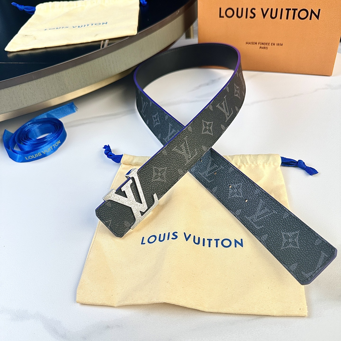 L0UIS VUITT0N 原版包裝➕1.0 - 高級帆布と小牛皮の洗練されたデザイン