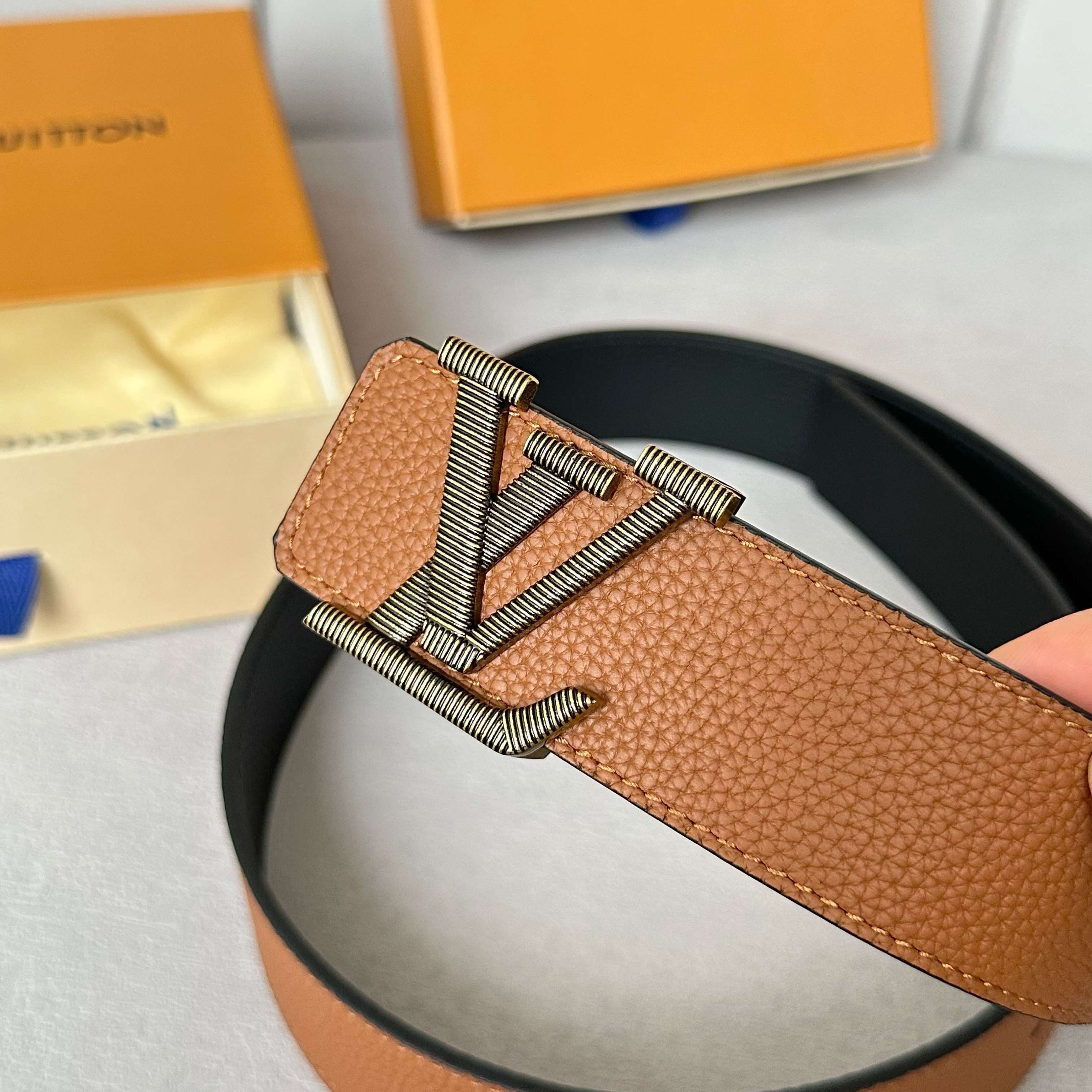 LOUIS VUITTON 原版包裝➕1.0 - 新型字母搭扣・双面可用