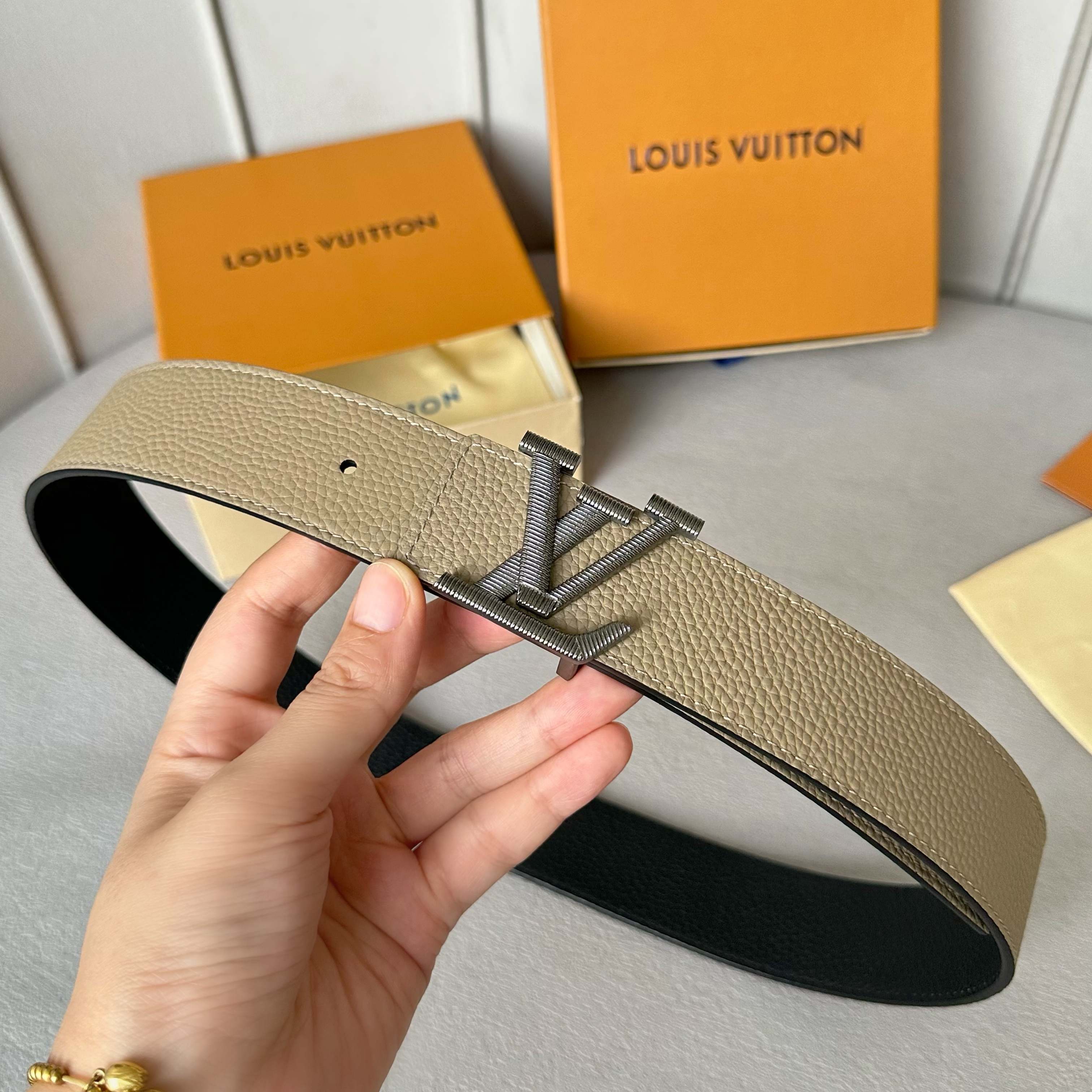 LOUIS VUITTON 原版包裝➕1.0 - 新型字母搭扣・双面可用