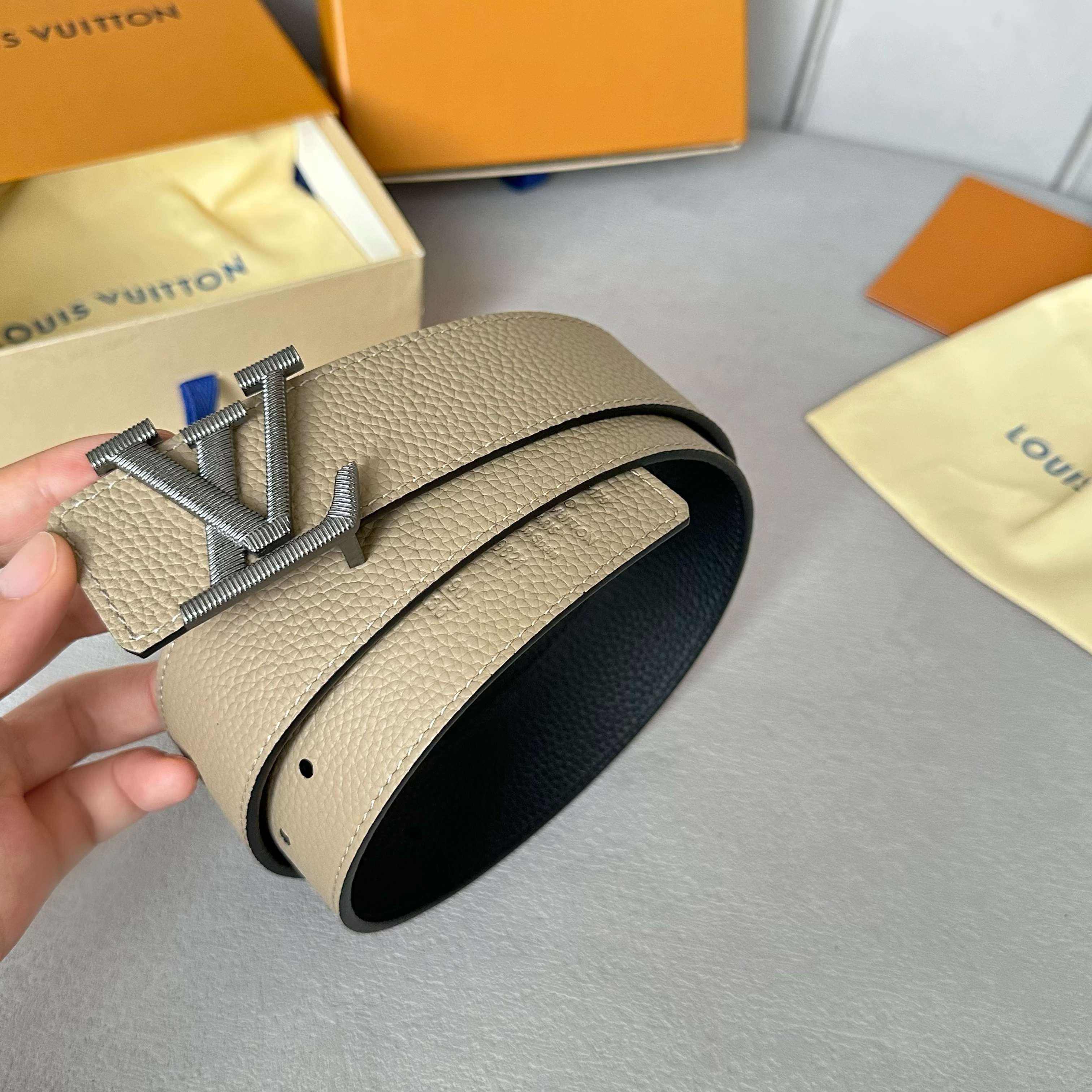 LOUIS VUITTON 原版包裝➕1.0 - 新型字母搭扣・双面可用