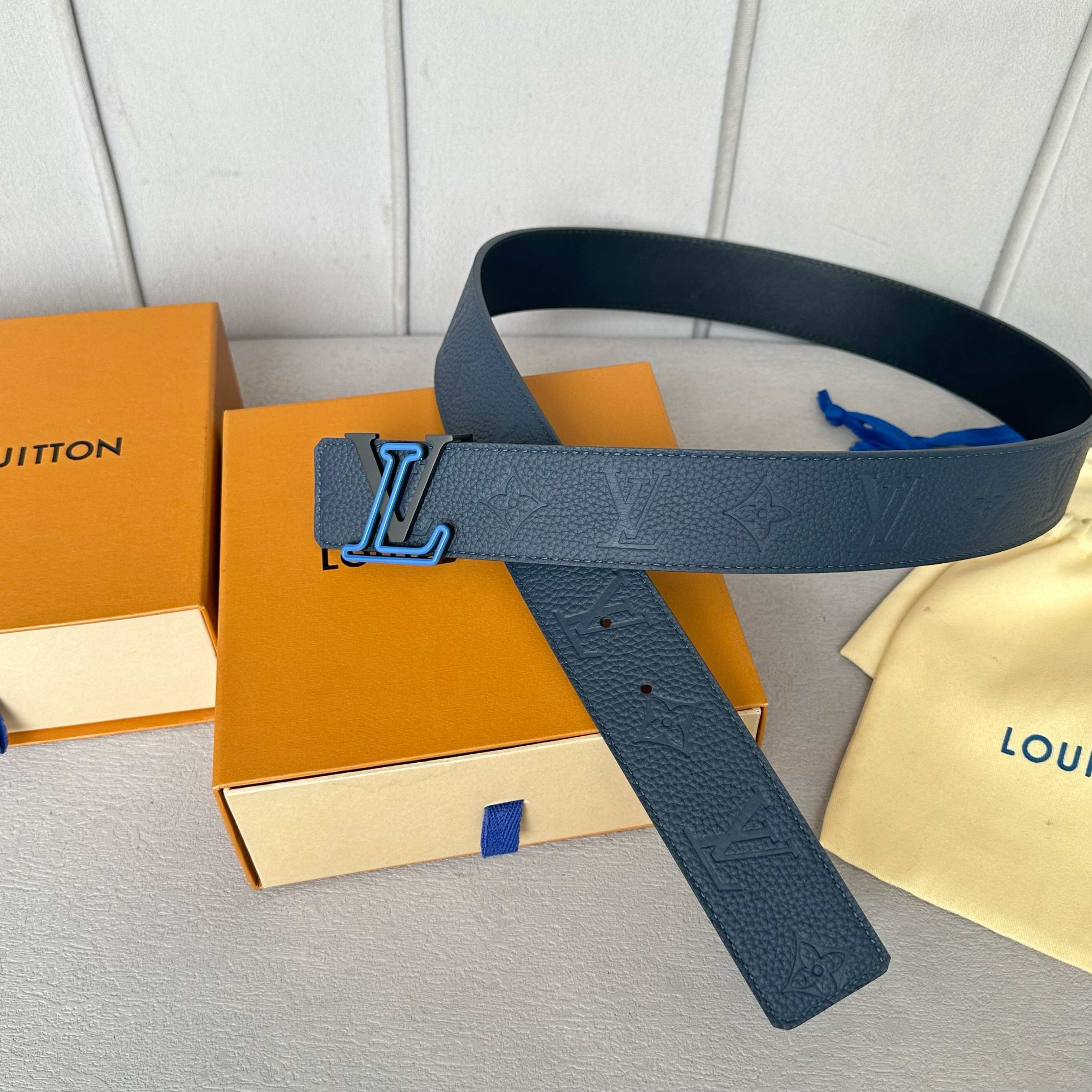 L0UIS VUITT0N 原版包裝➕1.0 幅広40mmの高級レザーベルト