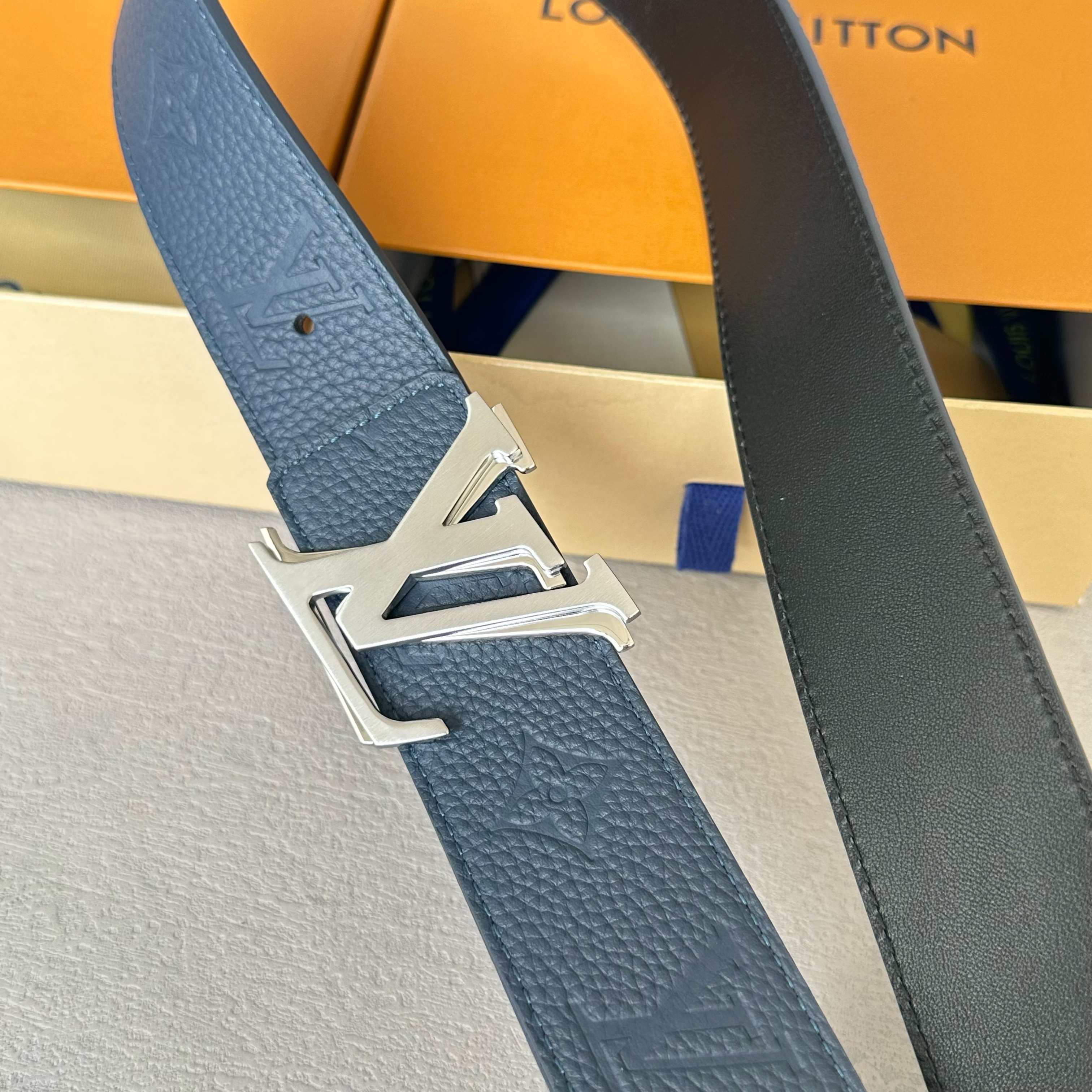 L0UIS VUITT0N 原版包裝➕1.0 高級レザーリストバンド