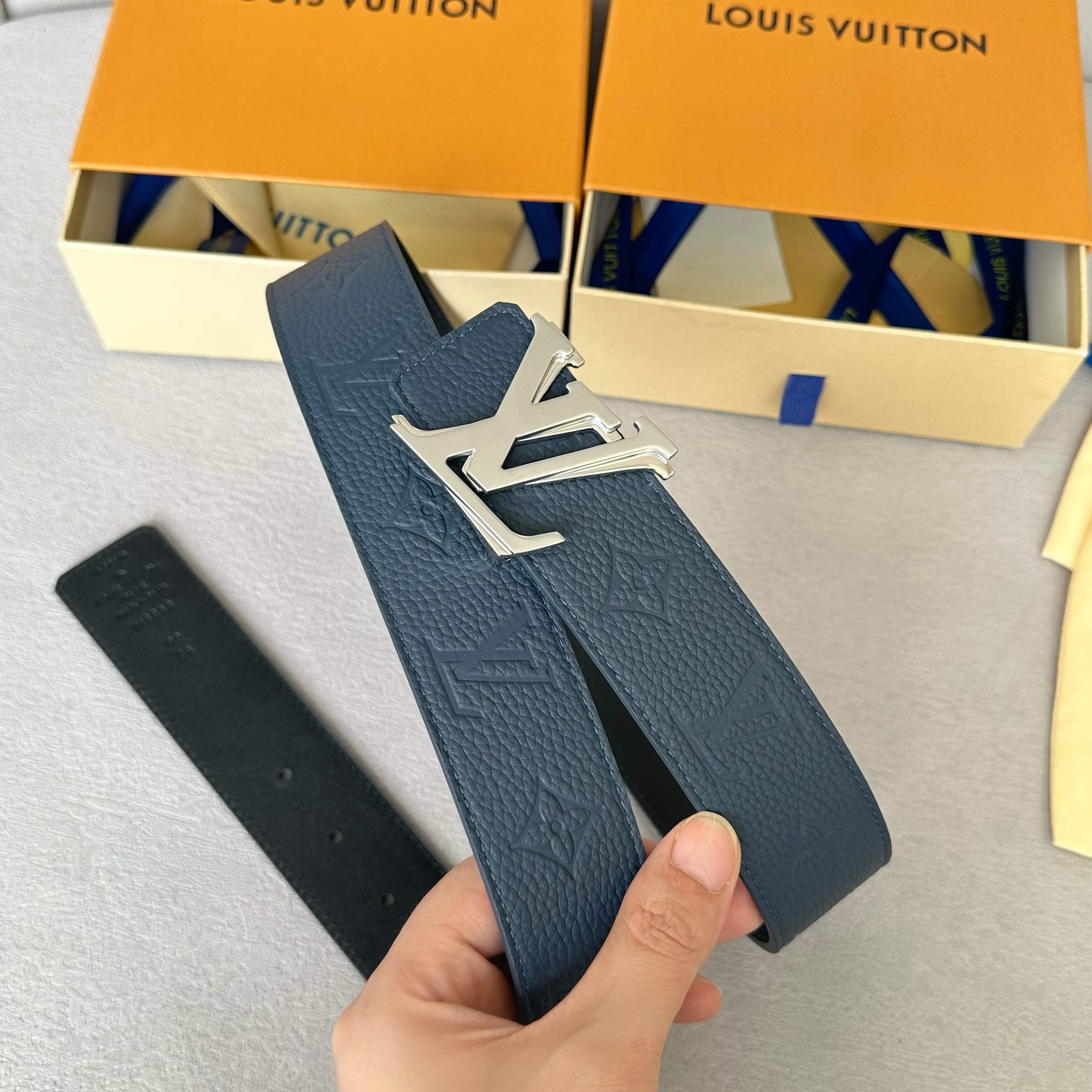 L0UIS VUITT0N 原版包裝➕1.0 高級レザーリストバンド