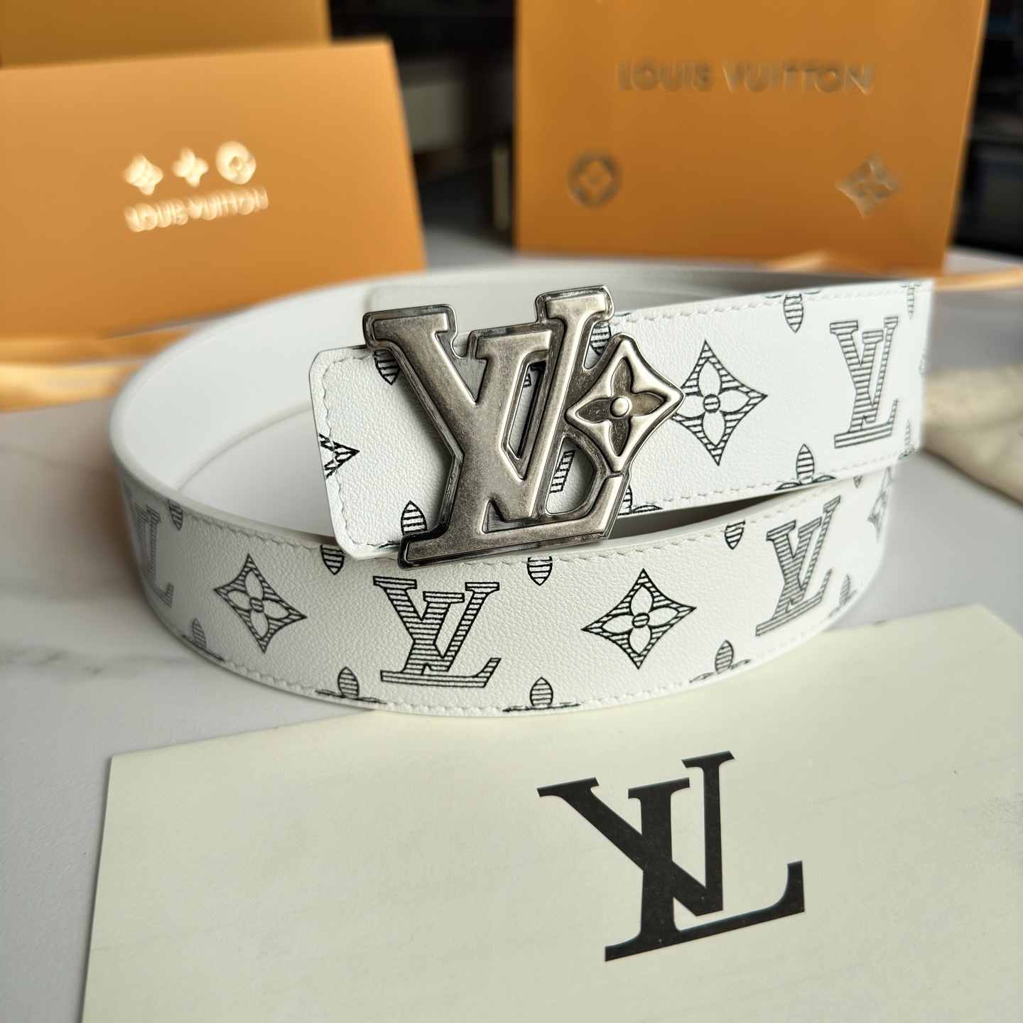 Lous Vuitton 原版包裝➕1.0 - 高級感あふれる幅広デザイン