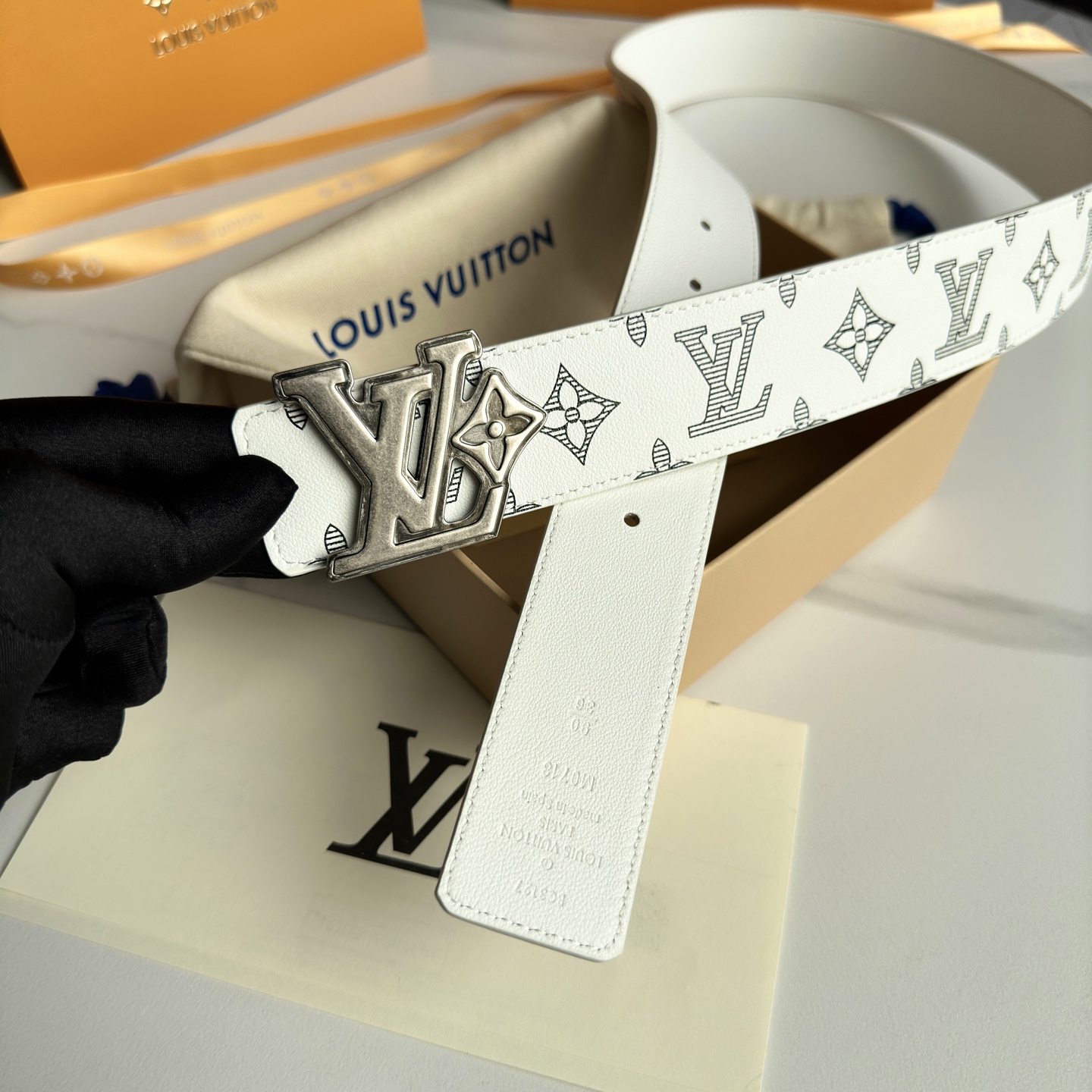 Lous Vuitton 原版包裝➕1.0 - 高級感あふれる幅広デザイン