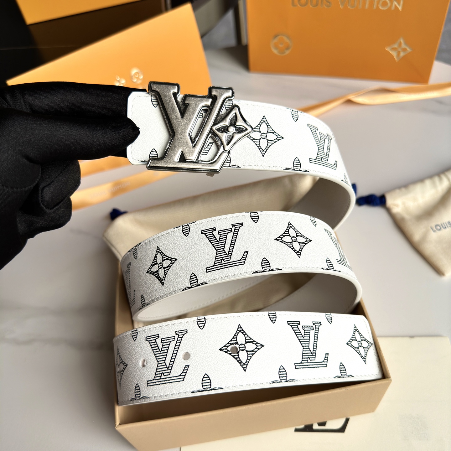 Lous Vuitton 原版包裝➕1.0 - 高級感あふれる幅広デザイン