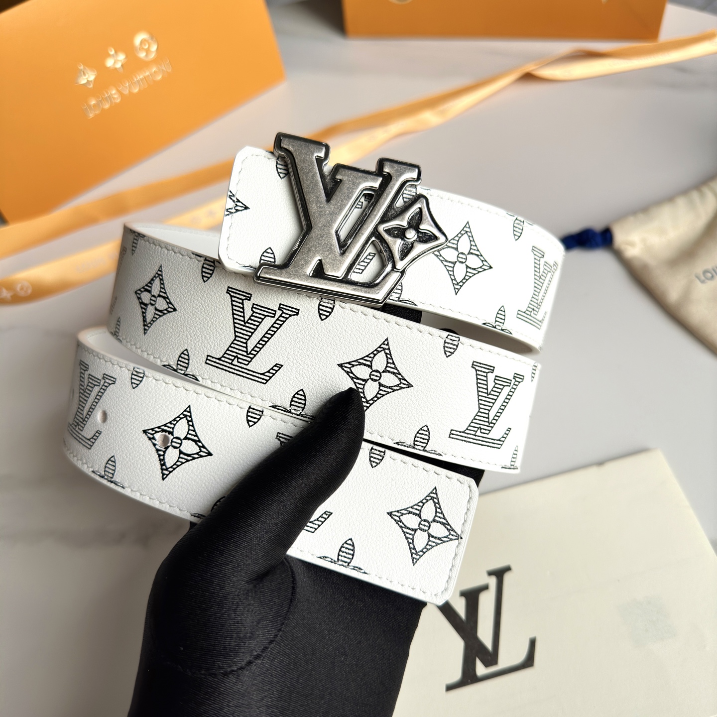 Lous Vuitton 原版包裝➕1.0 - 高級感あふれる幅広デザイン