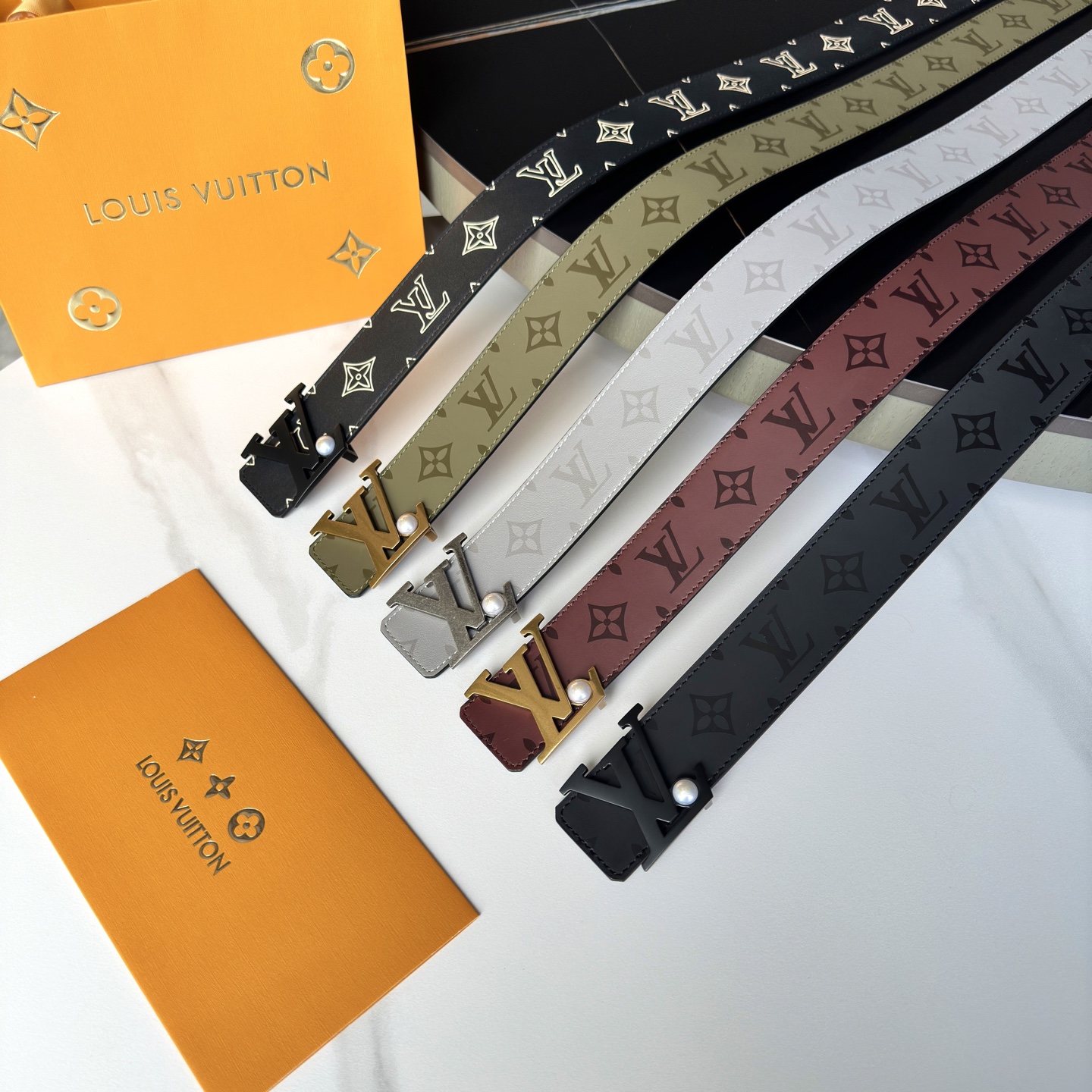 LOUIS VUITTON メンズ原単腰帶 - 二面使用可能な高級牛皮ベルト