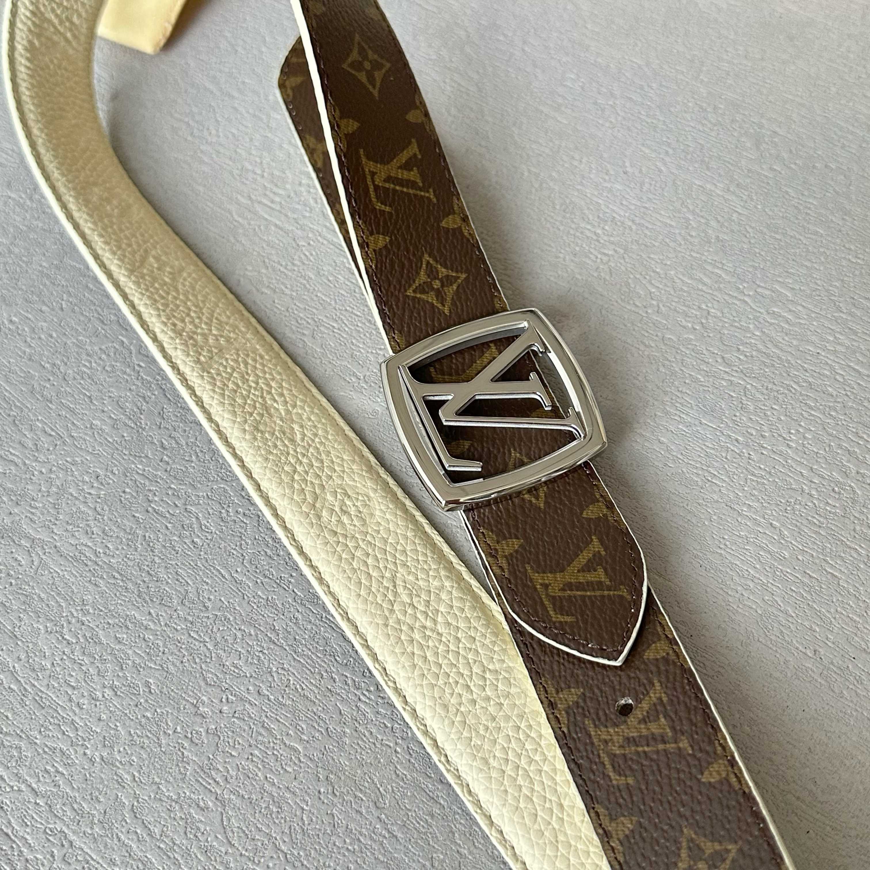 LOUIS VUITTON レディース原単腰帶 クラシックデザインとリバーシブル機能