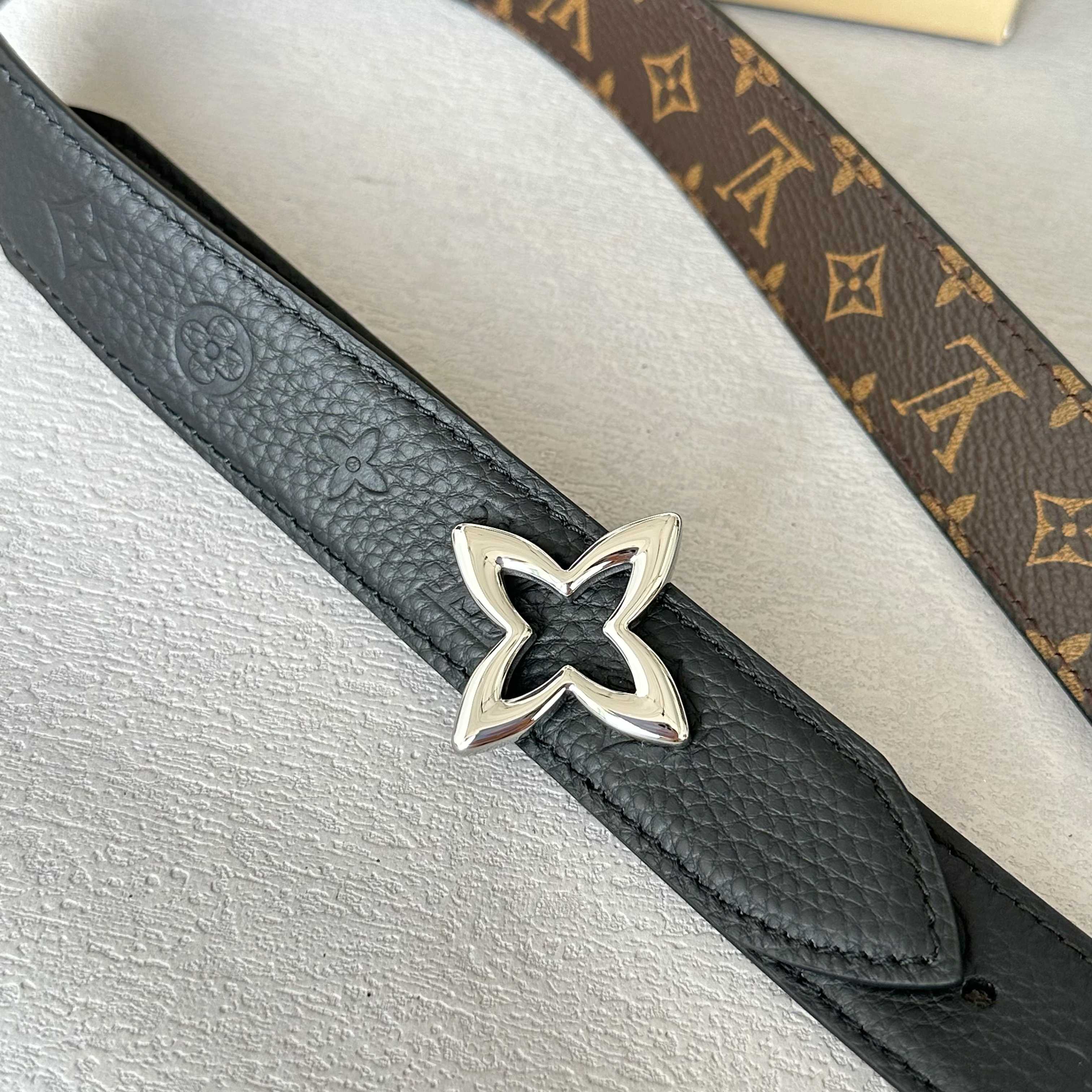 LOUIS VUITTON レディース原単腰帯 - クラシックデザイン＆ダブルサイド使用可能