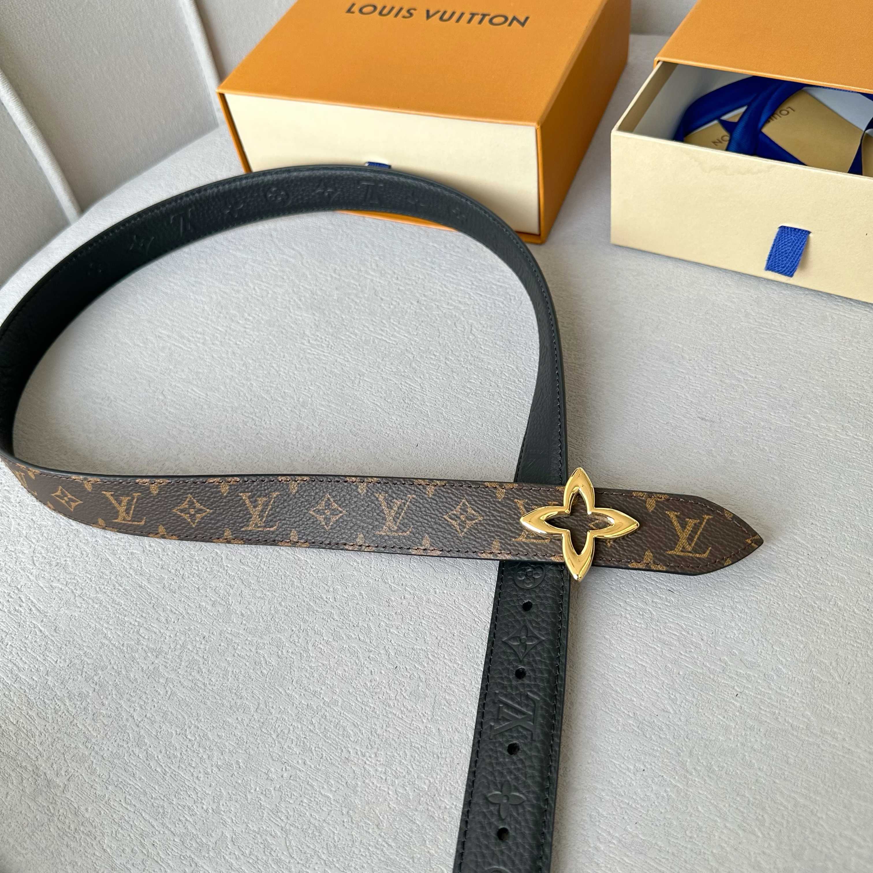 LVMH レディース原単腰帶 30mm 幅 洗練されたデザイン