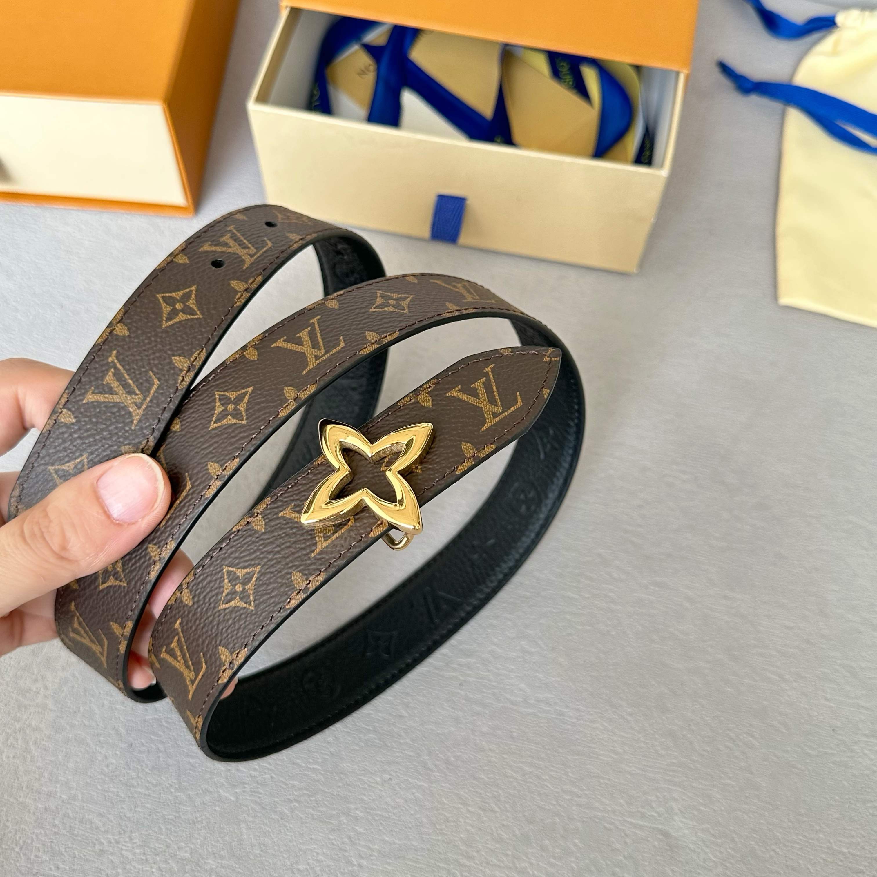 LVMH レディース原単腰帶 30mm 幅 洗練されたデザイン