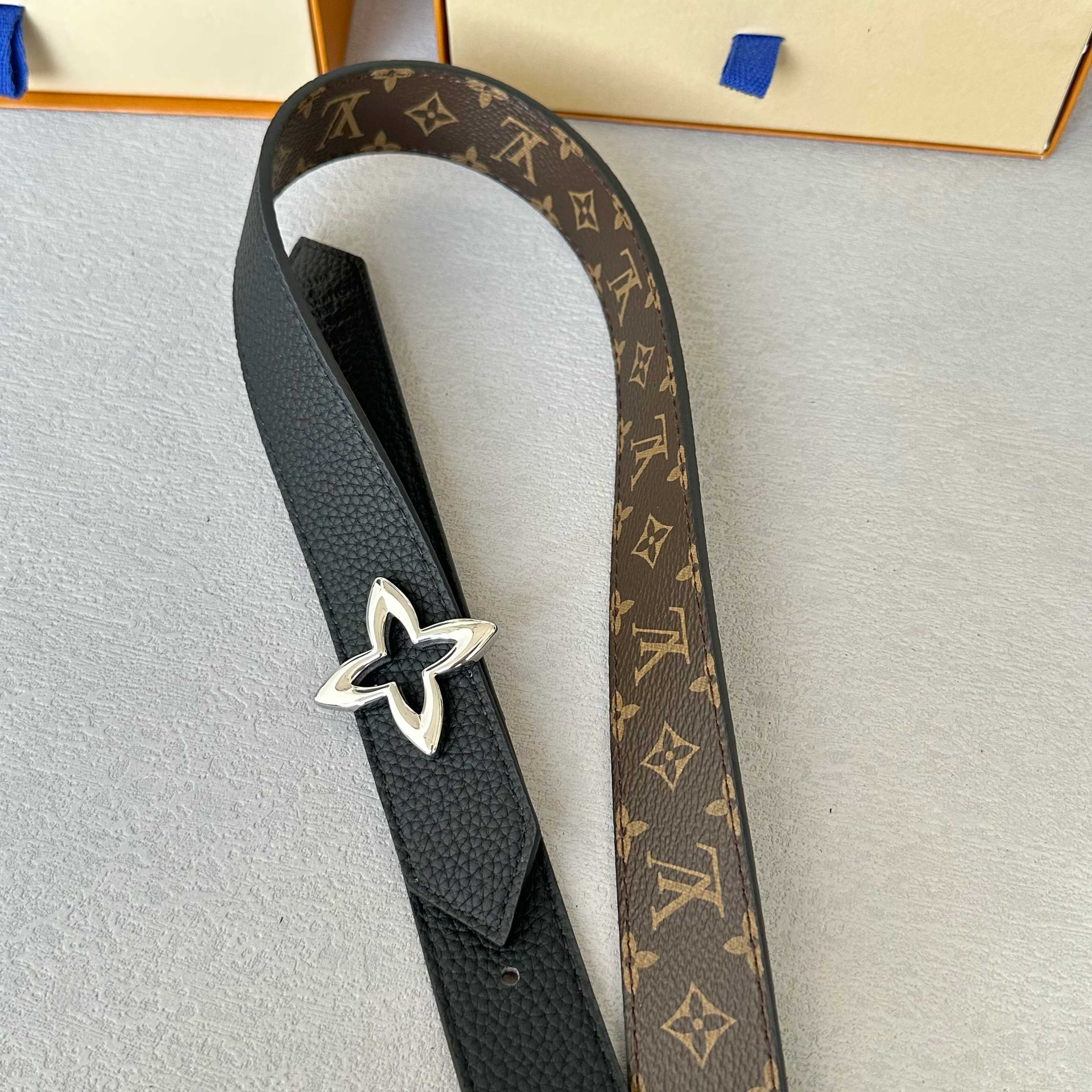 LouiS Vuitton レディース原単腰帯 30mm幅 両面使用可能