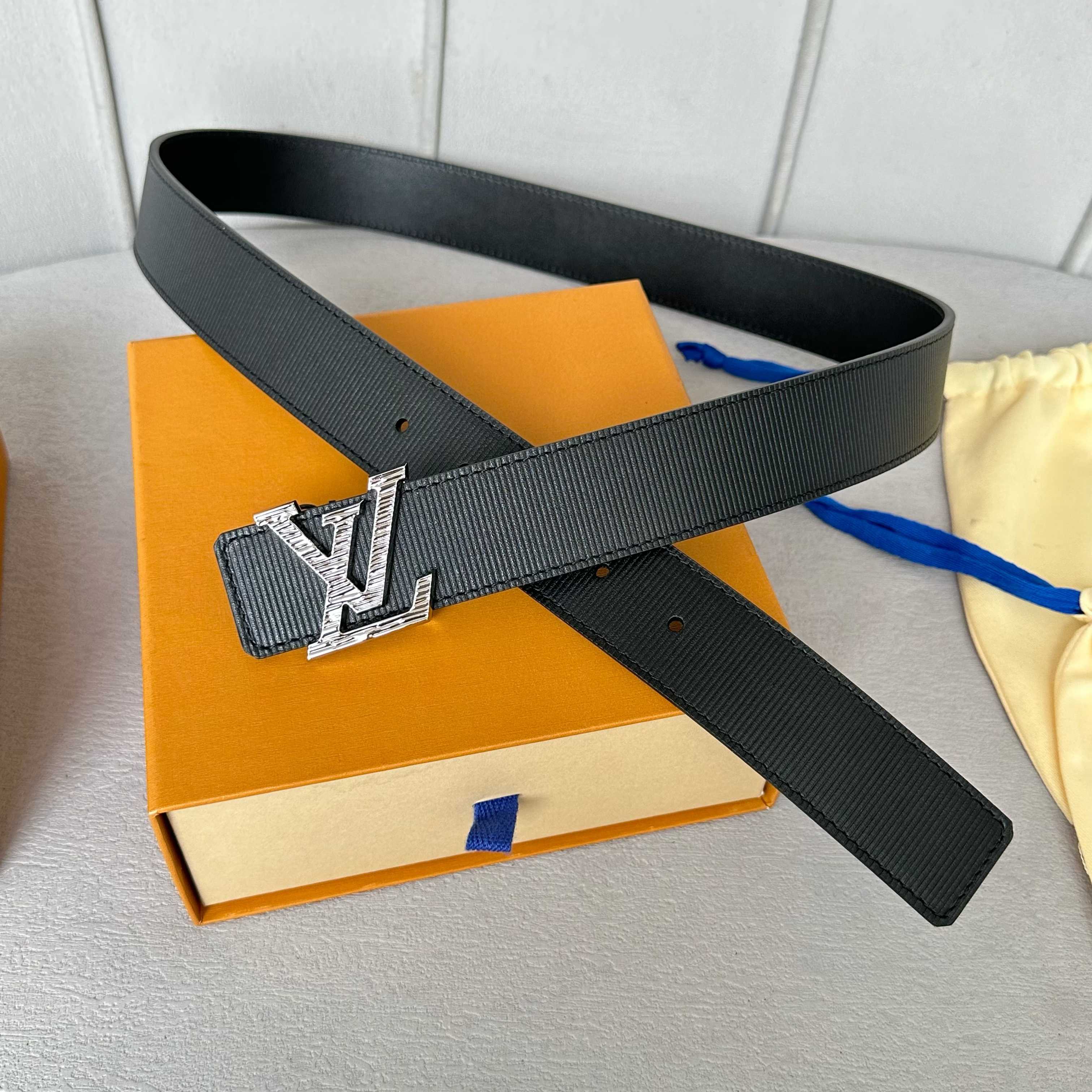 L0UIS VUITT0N 驢家原單腰帶 - 両面使用可能な35mm幅のスタイリッシュなベルト