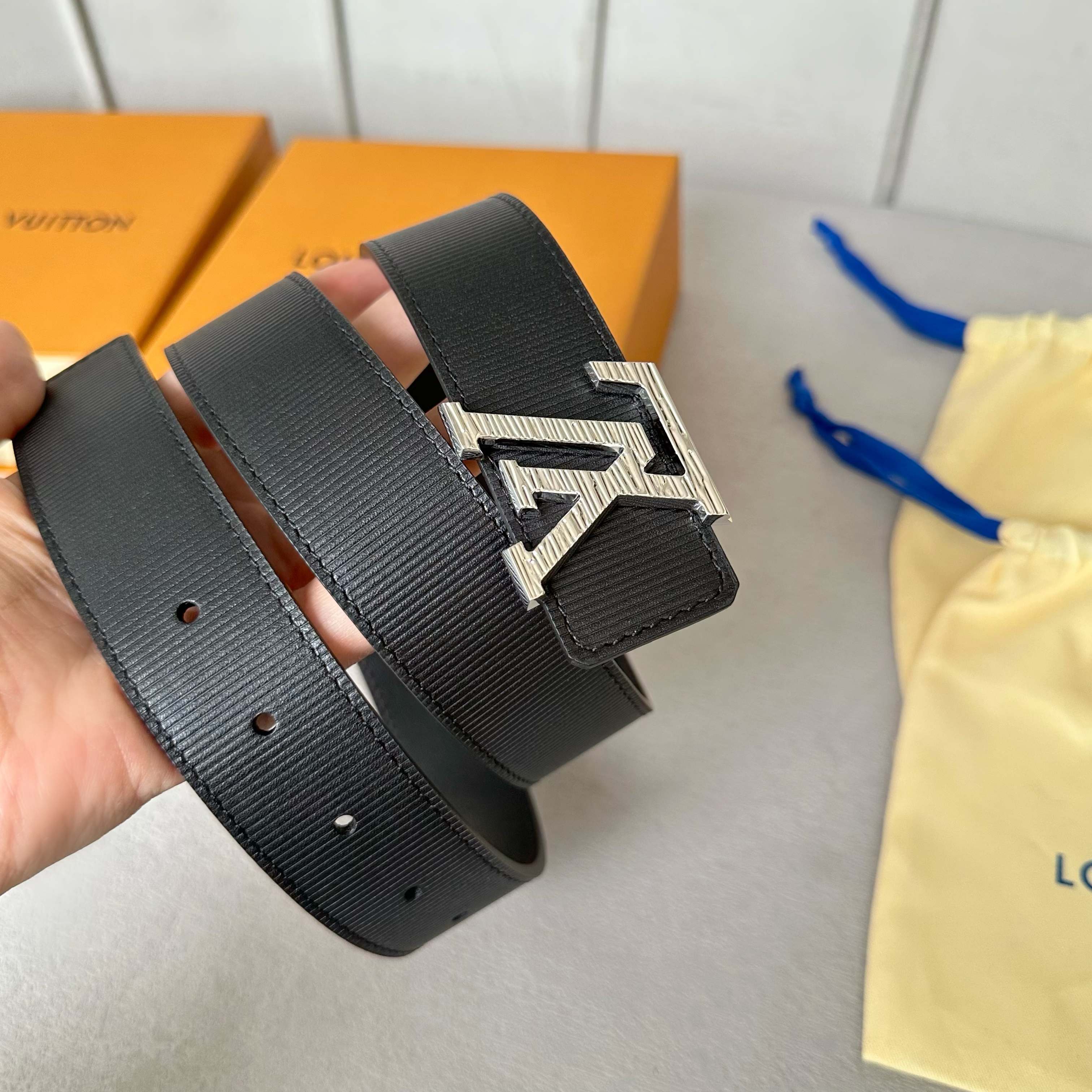 L0UIS VUITT0N 驢家原單腰帶 - 両面使用可能な35mm幅のスタイリッシュなベルト