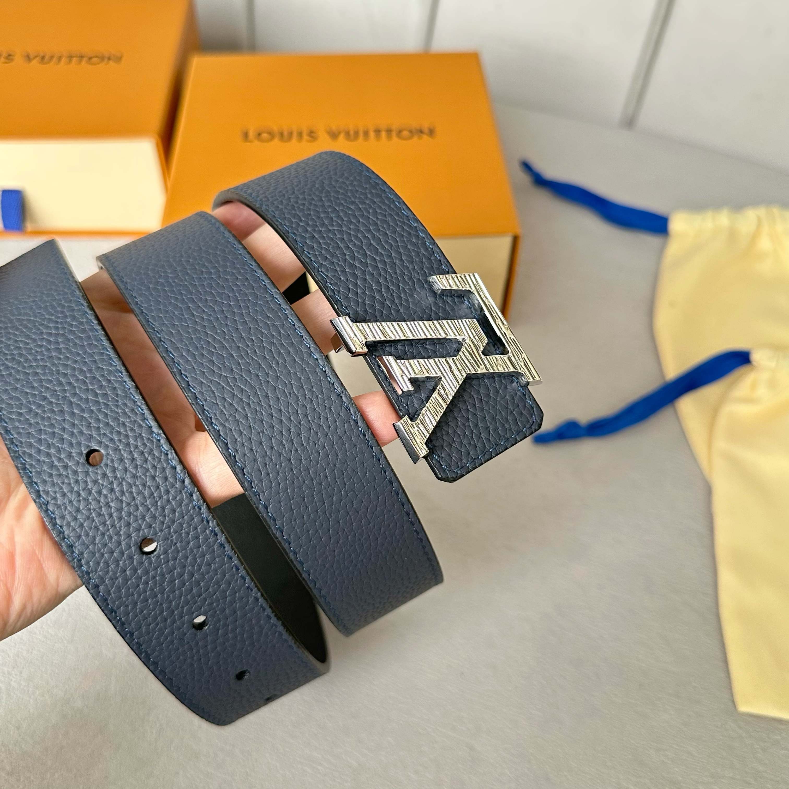 LOUIS VUITTON 驢家原單腰帶 双面可用のスタイリッシュなアイテム