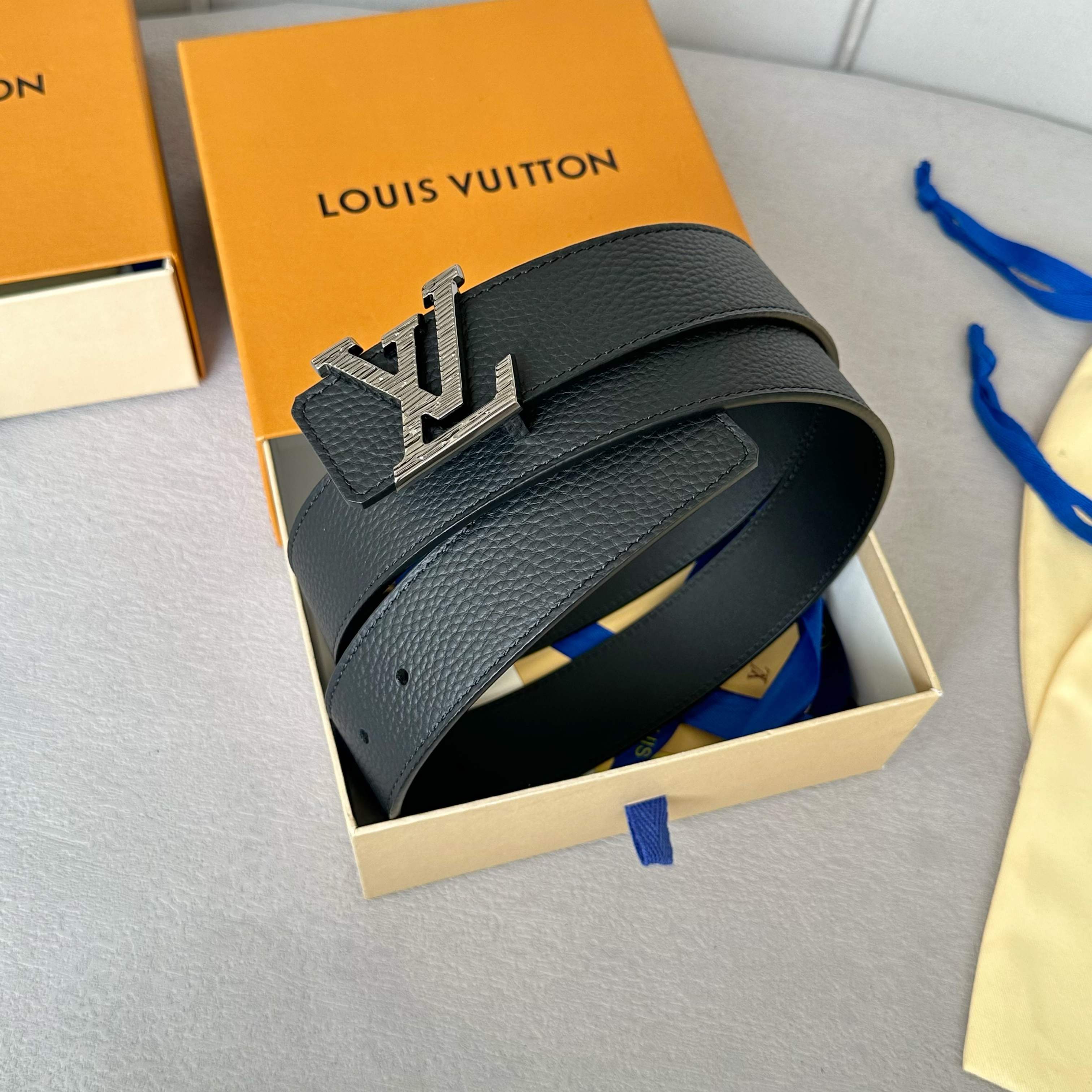 L0UIS VUITT0N 原版包裝双面腰帶 35mm