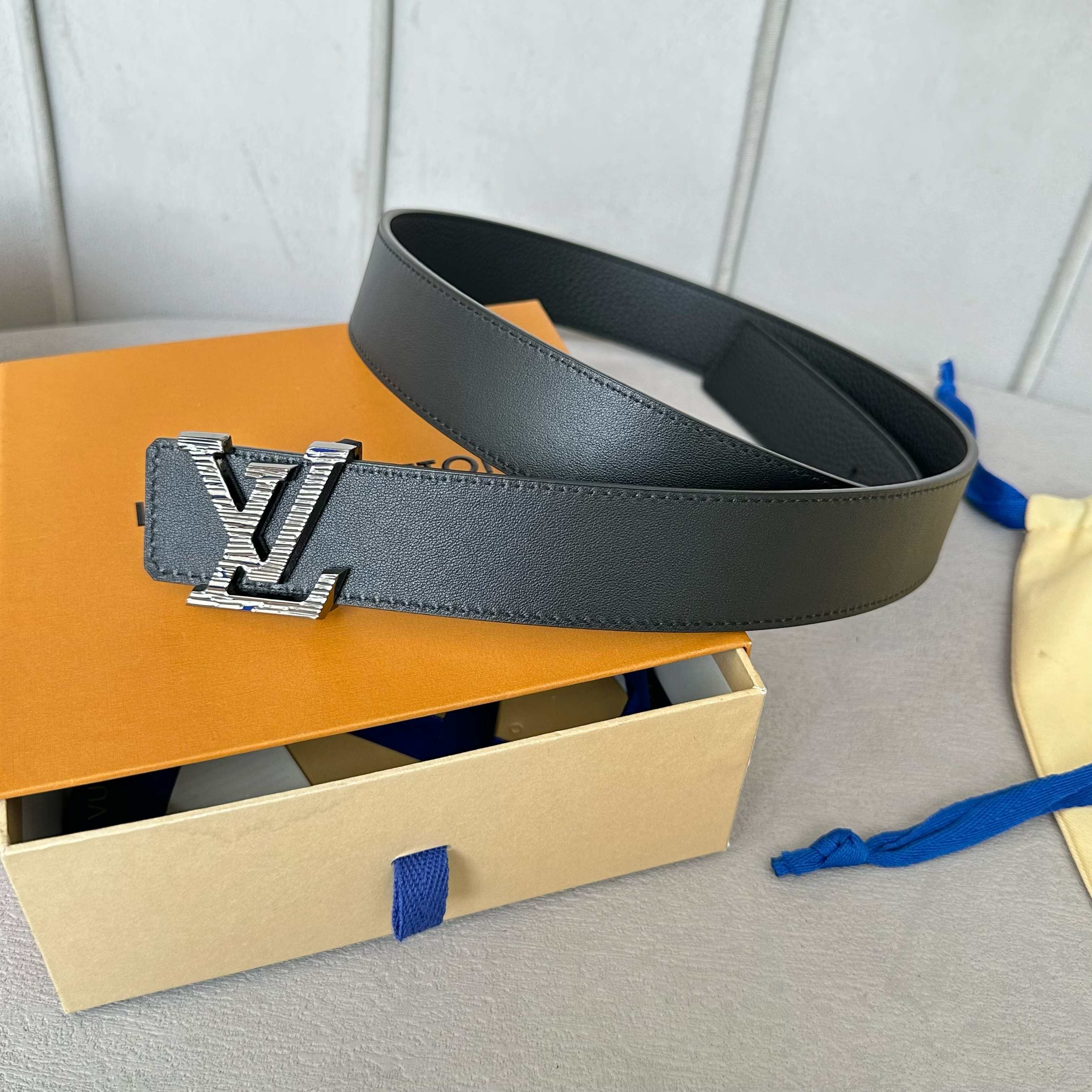 L0UIS VUITT0N 原版包裝双面腰帶 35mm
