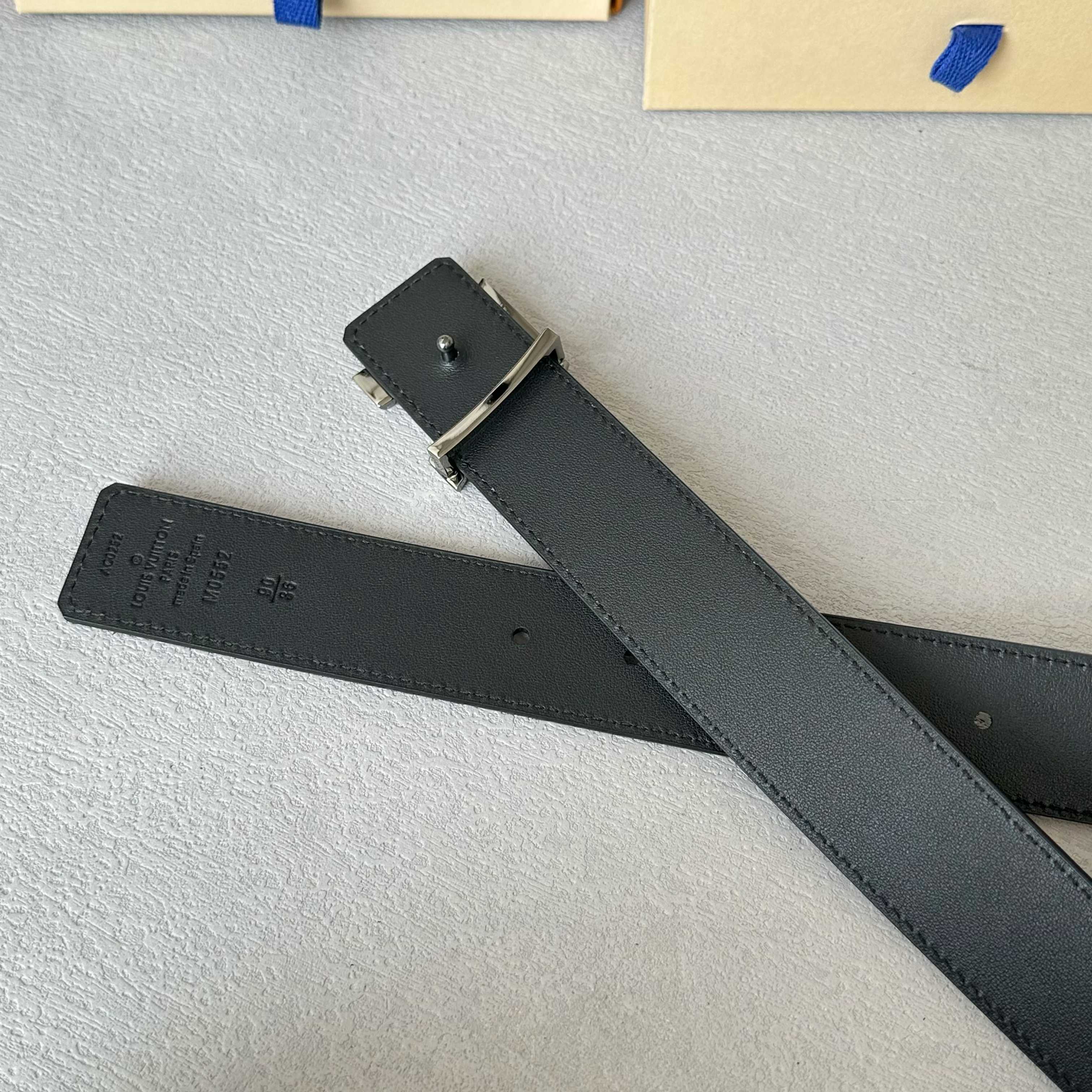 L0UIS VUITT0N 原版包裝双面腰帶 35mm