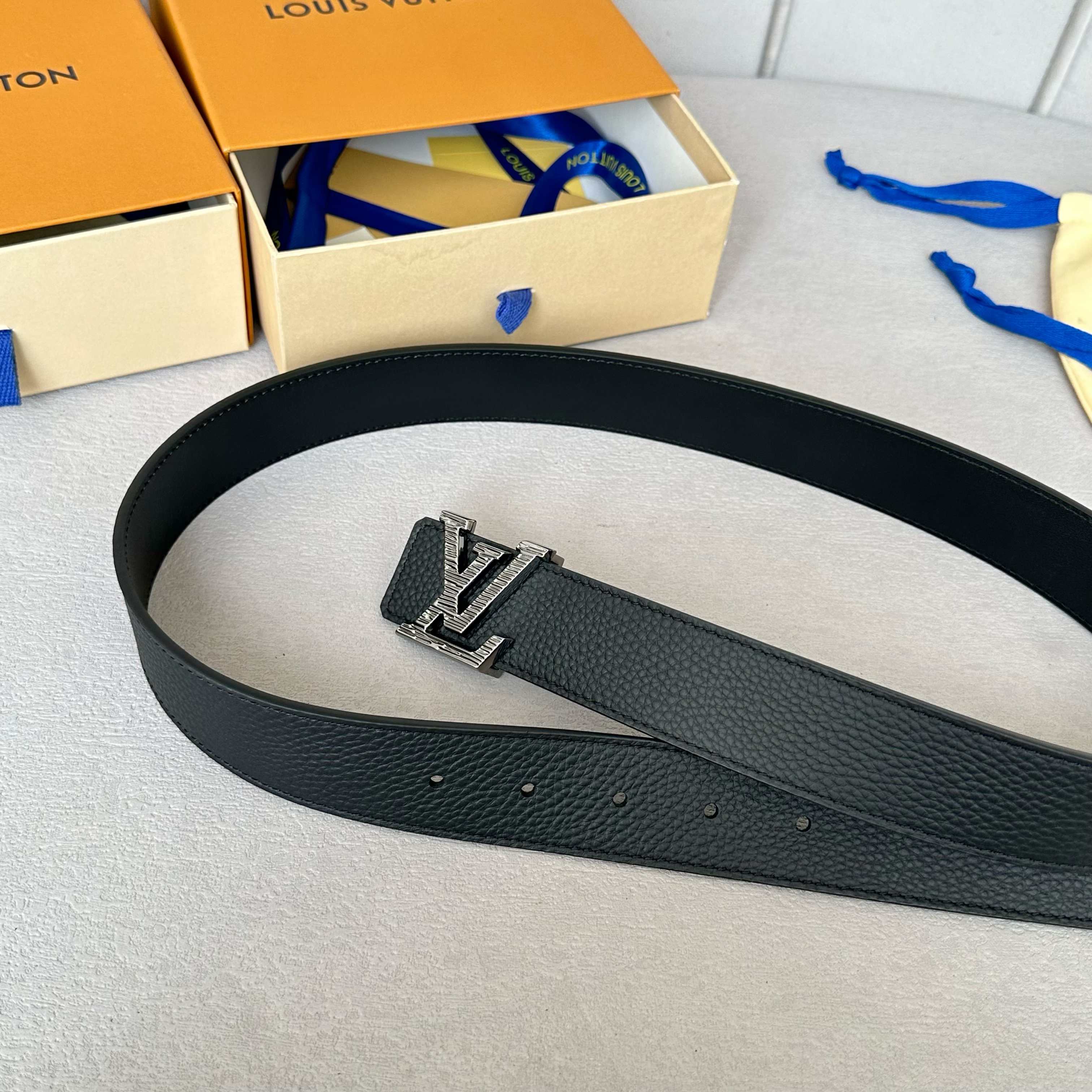 L0UIS VUITT0N 原版包裝双面腰帶 35mm