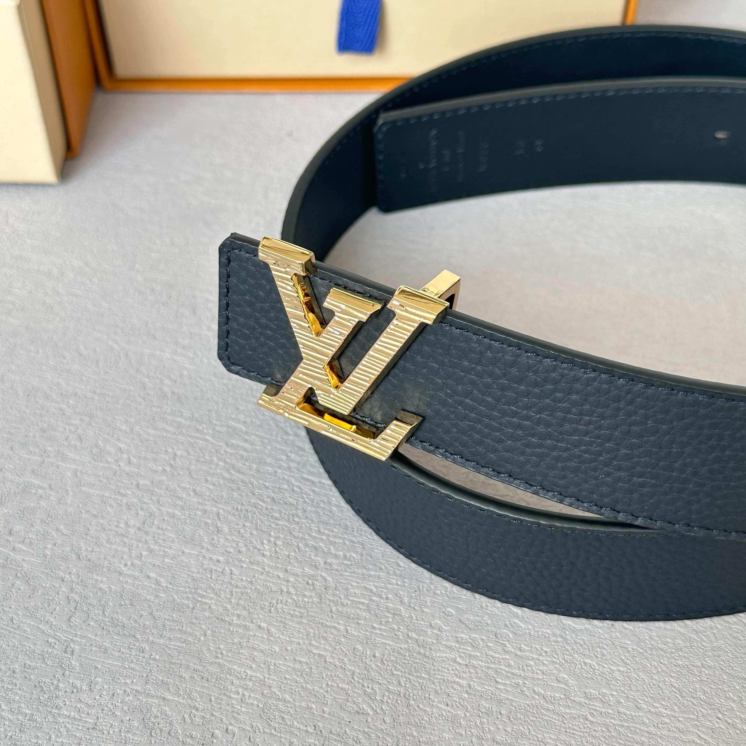 L0UIS VUITT0N 驢家原單腰帶 双面デザインの35mm幅