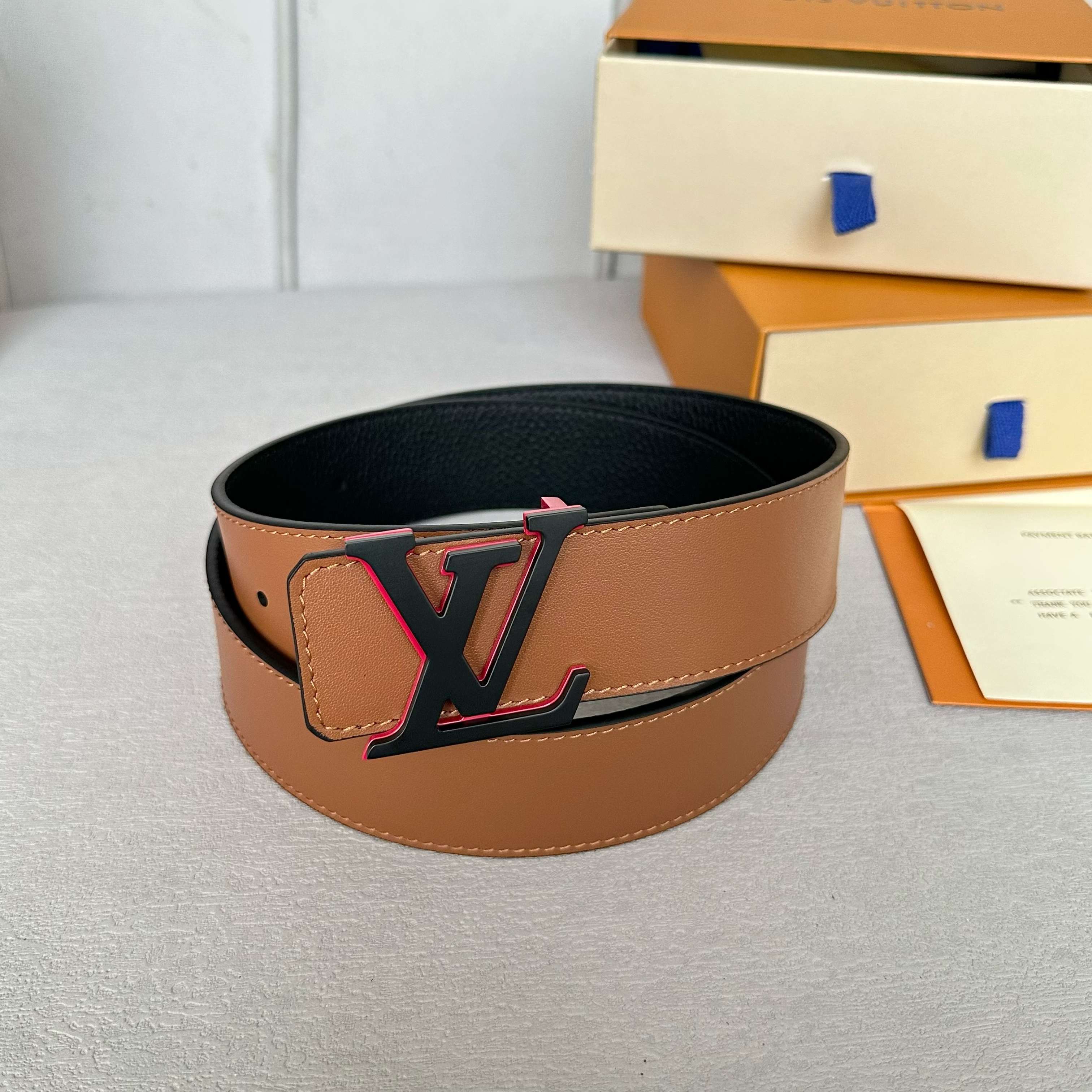 L0UIS VUITT0N 原版包裝➕1.0 - 高級レザーと新型字母搭扣