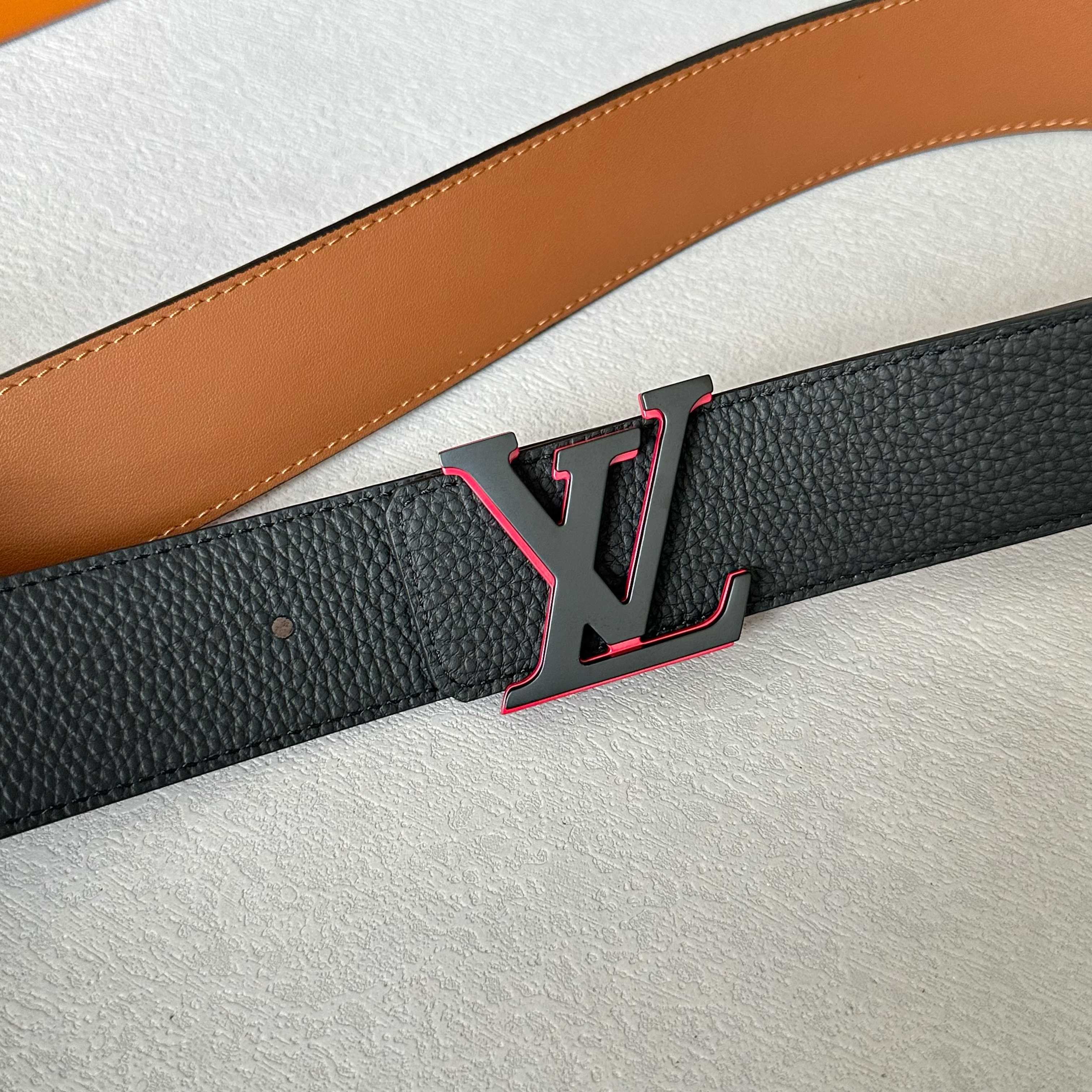 L0UIS VUITT0N 原版包裝➕1.0 - 高級レザーと新型字母搭扣