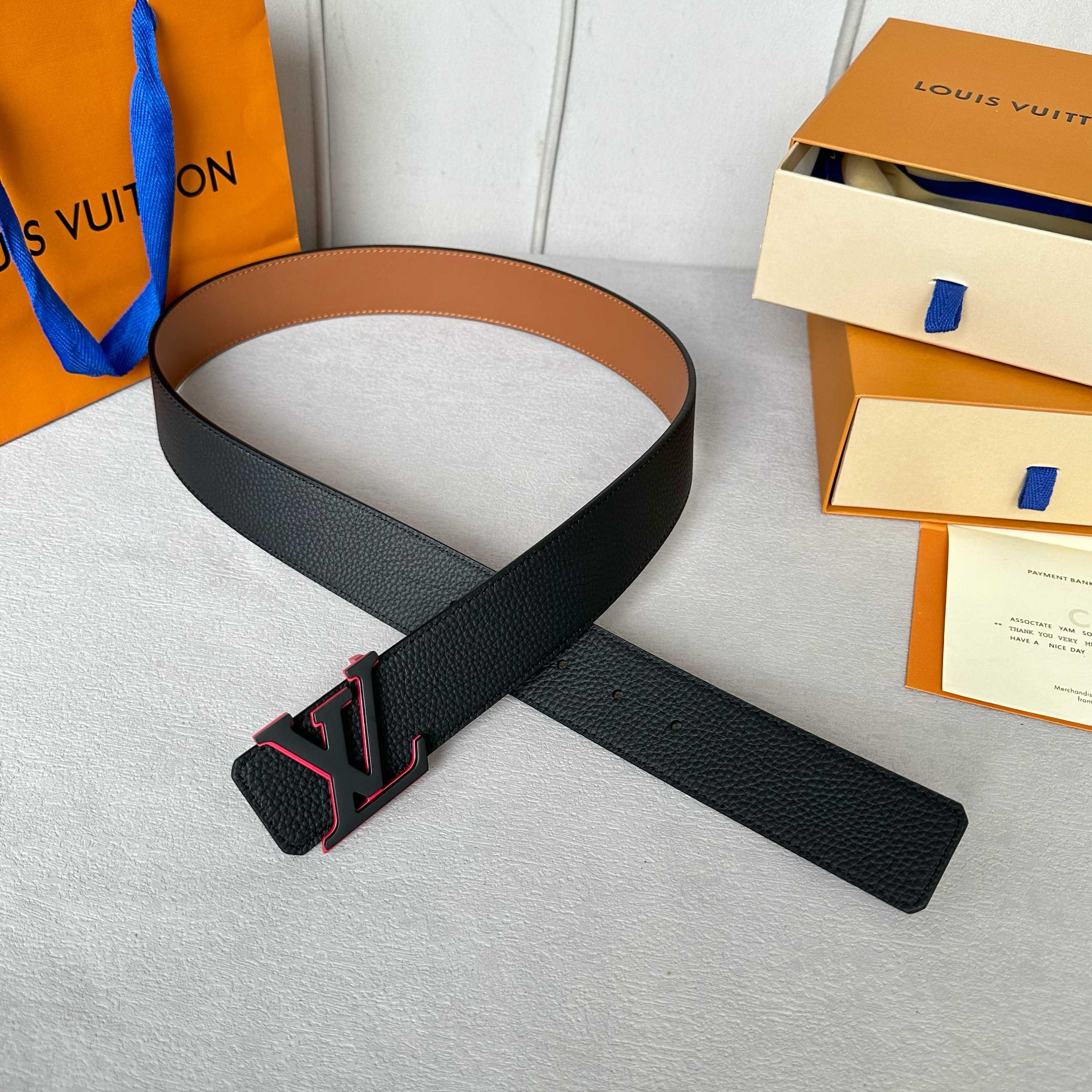 L0UIS VUITT0N 原版包裝➕1.0 - 高級レザーと新型字母搭扣