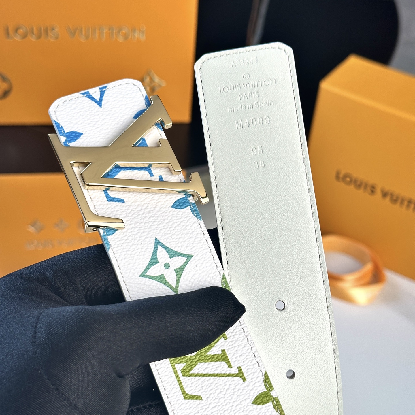 LOUIS VUITTON 布地と牛革のリバーシブルベルト 40mm