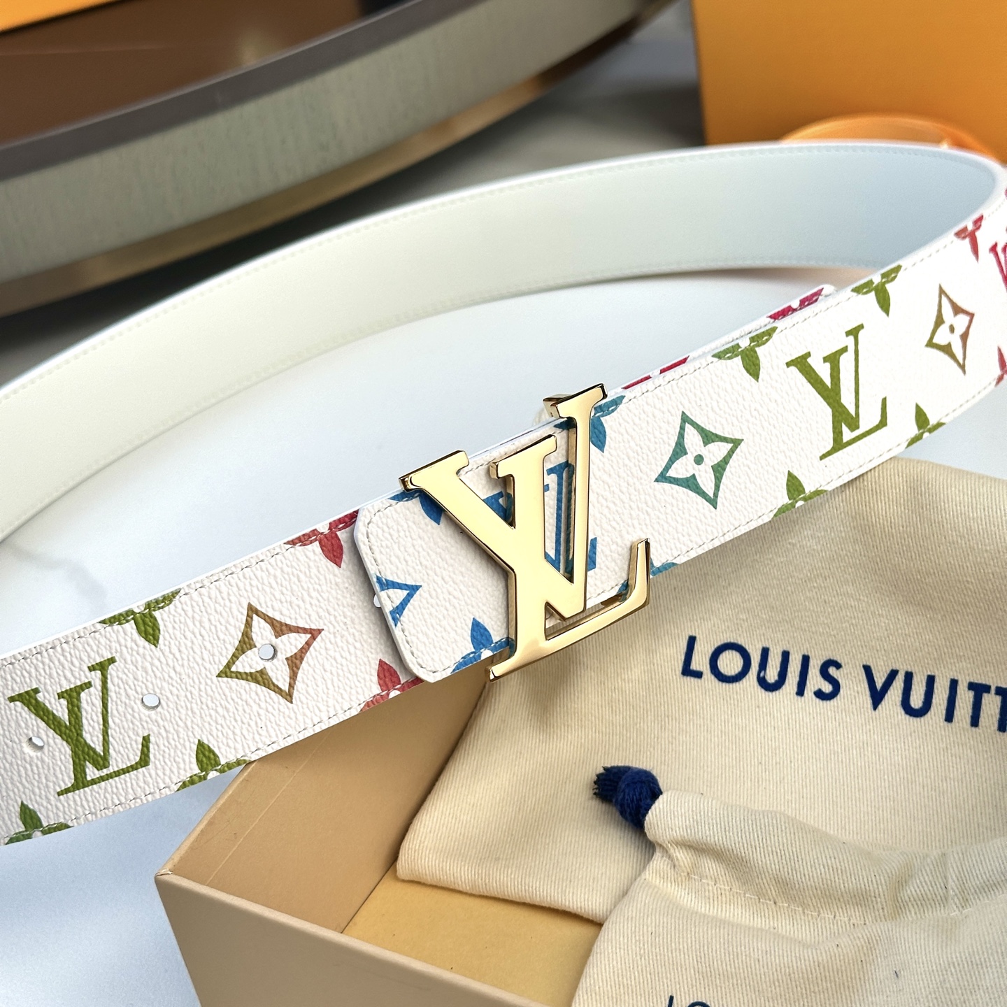 LOUIS VUITTON 布地と牛革のリバーシブルベルト 40mm