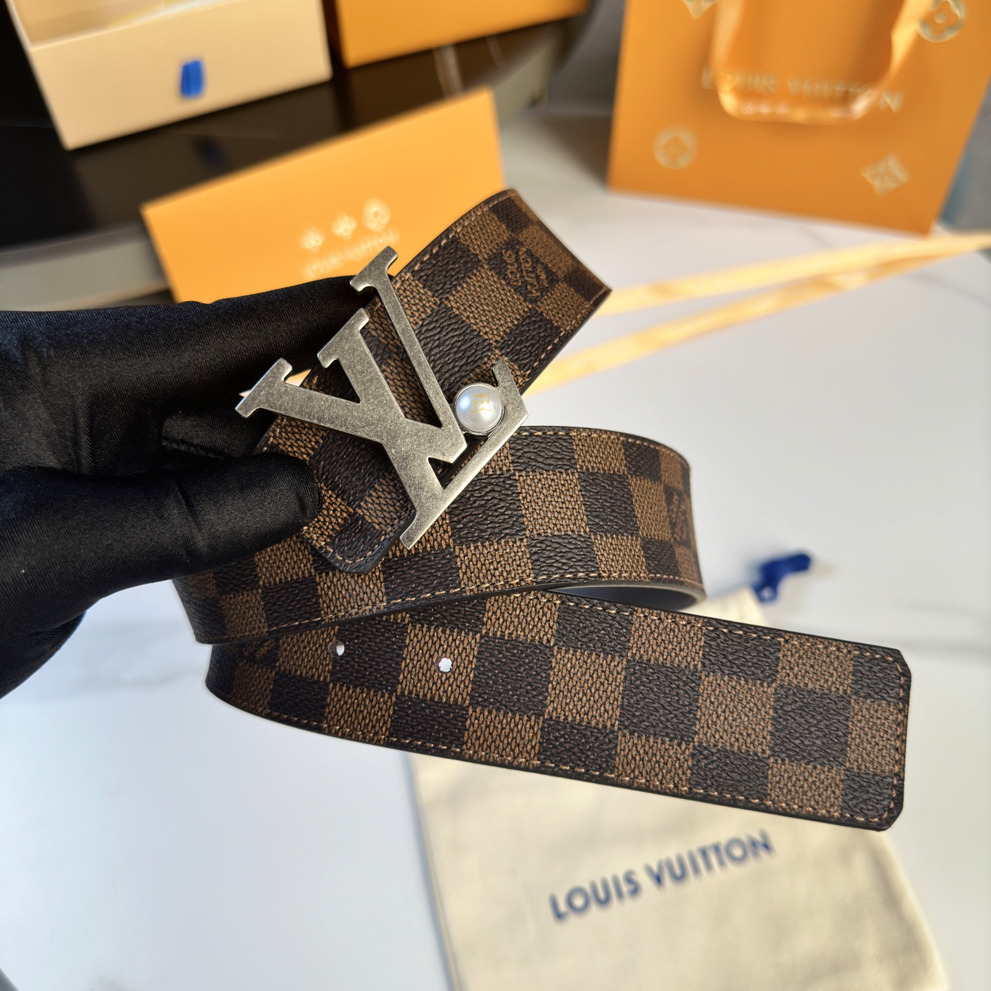 L0UIS VUITT0N 原版包裝➕1.0 - 精鋼搭扣と双面使用可能な定番デザイン