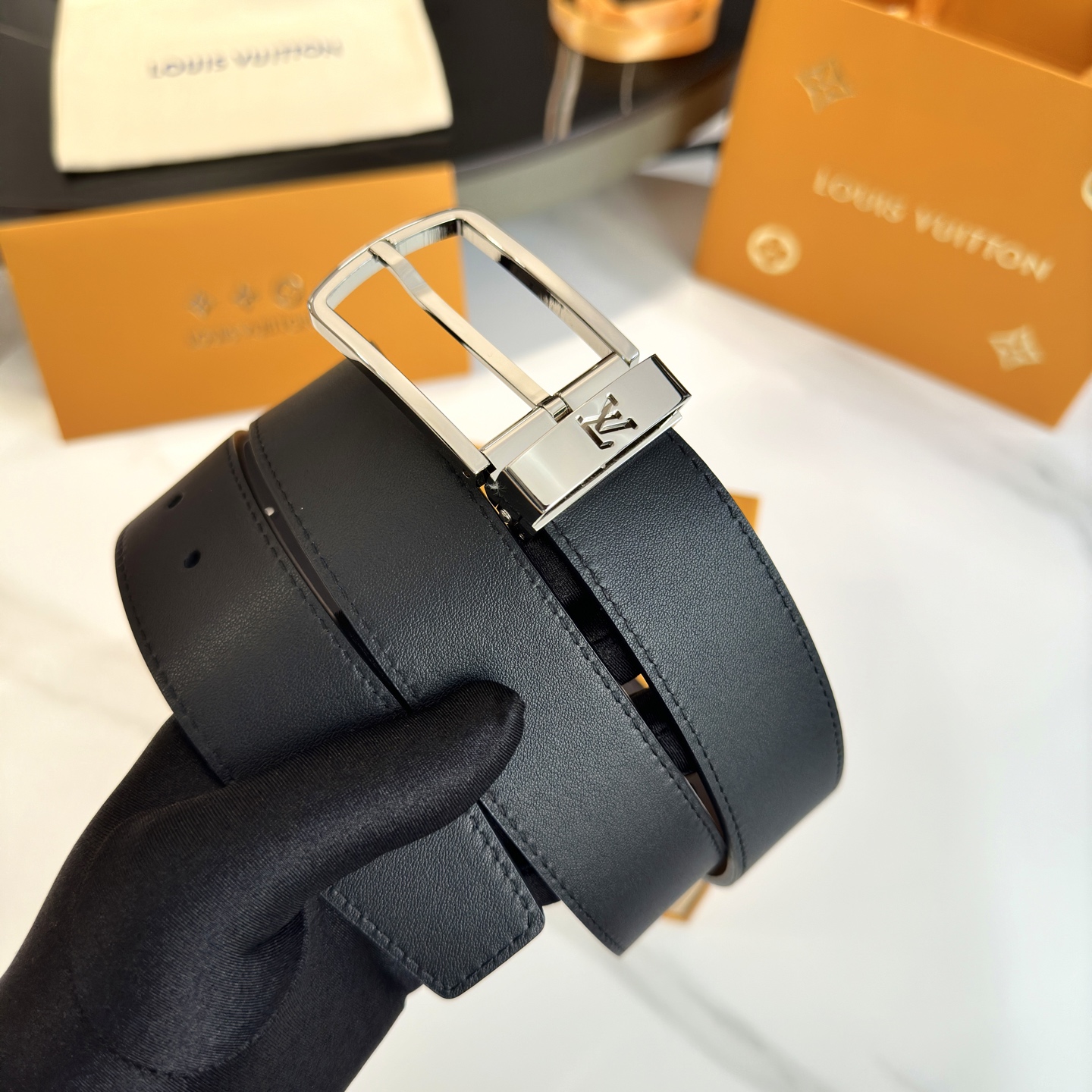 L0UIS VUITT0N P255 男性用ダブルサイドレザー腰ベルト