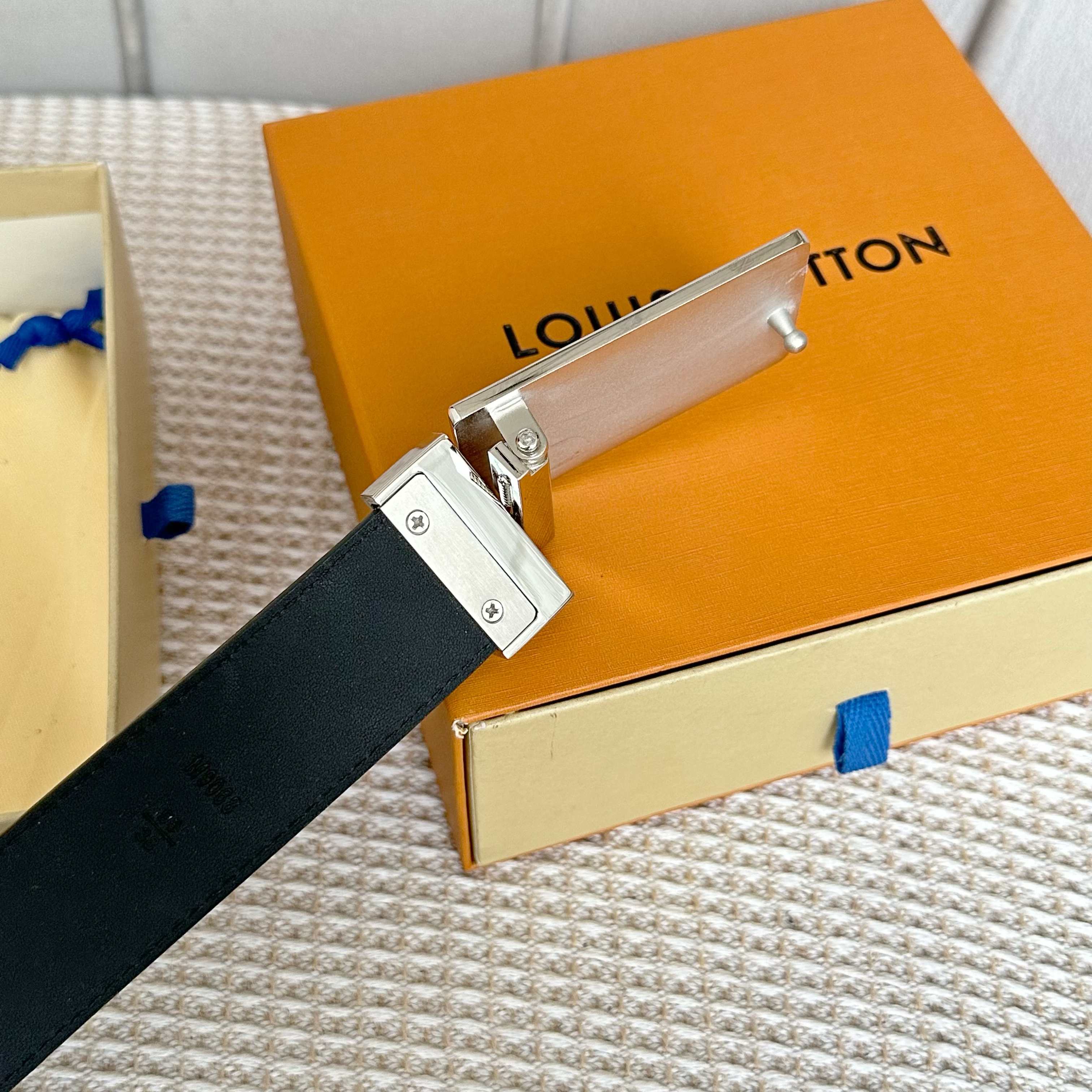 LOUIS VUITTON P255 男士腰帶 - シンプルでスタイリッシュなデザイン