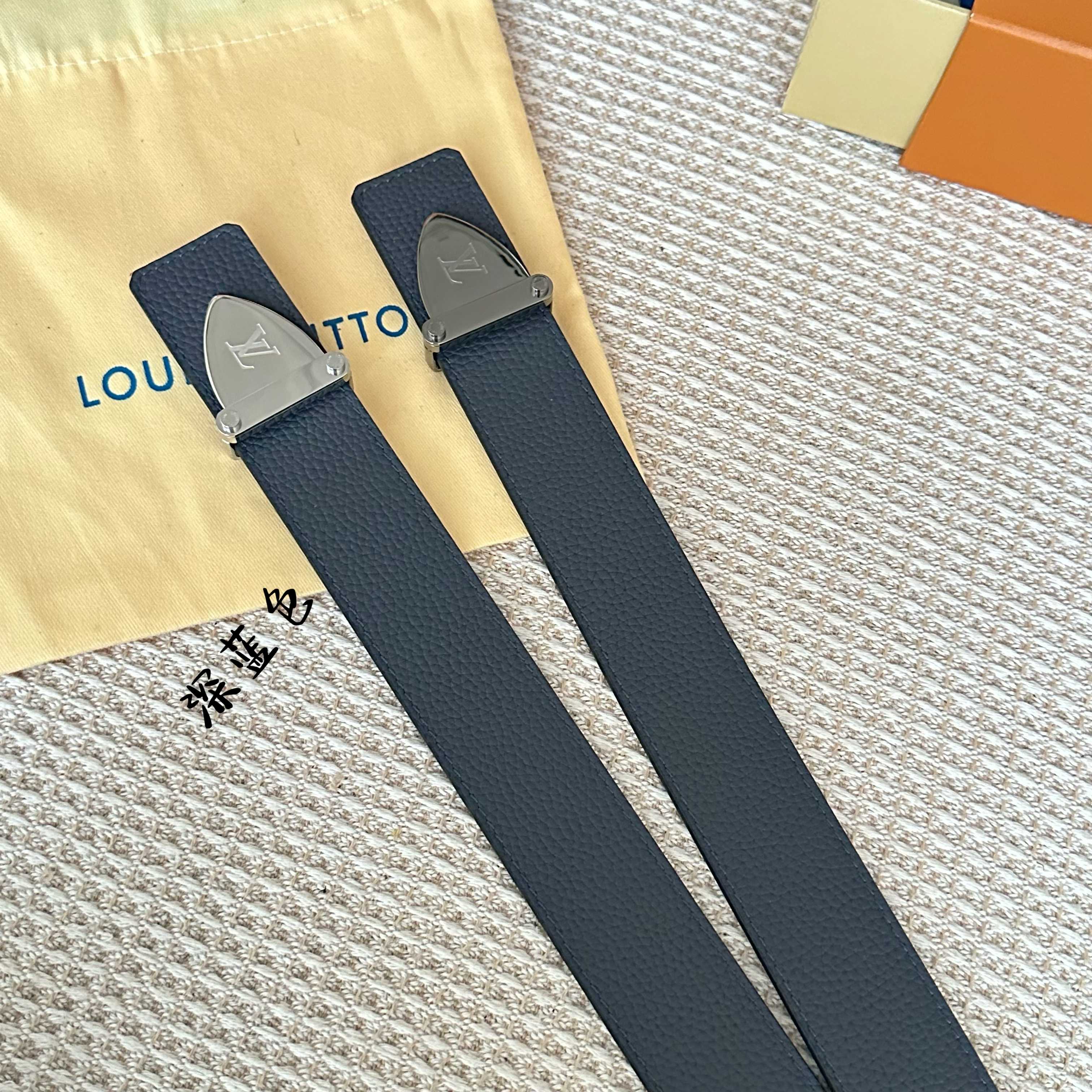 L0UIS VUITT0N P255 驢家原單腰帶 双面使用可能な35mm幅