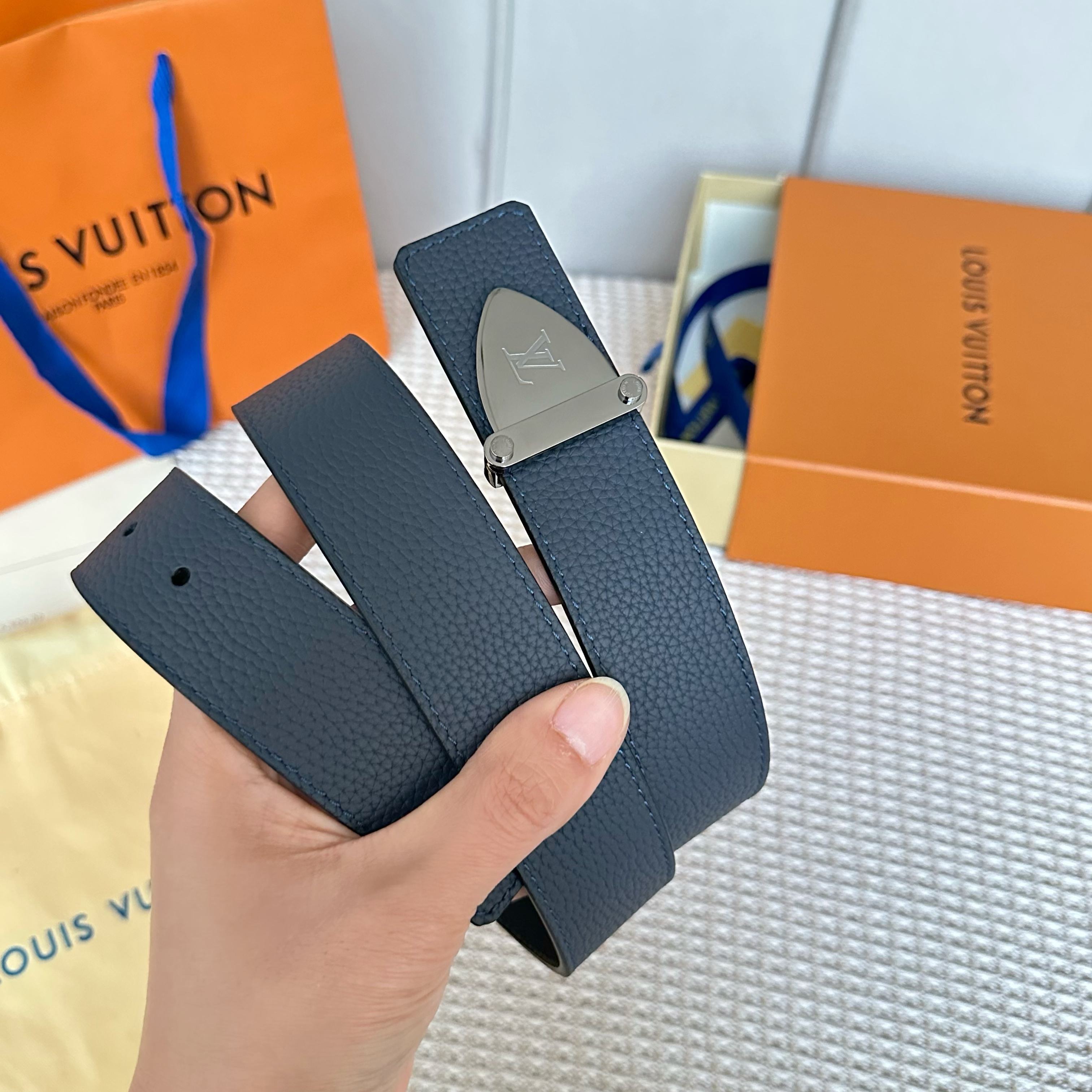 L0UIS VUITT0N P255 驢家原單腰帶 - 両面使用可能なスタイリッシュデザイン