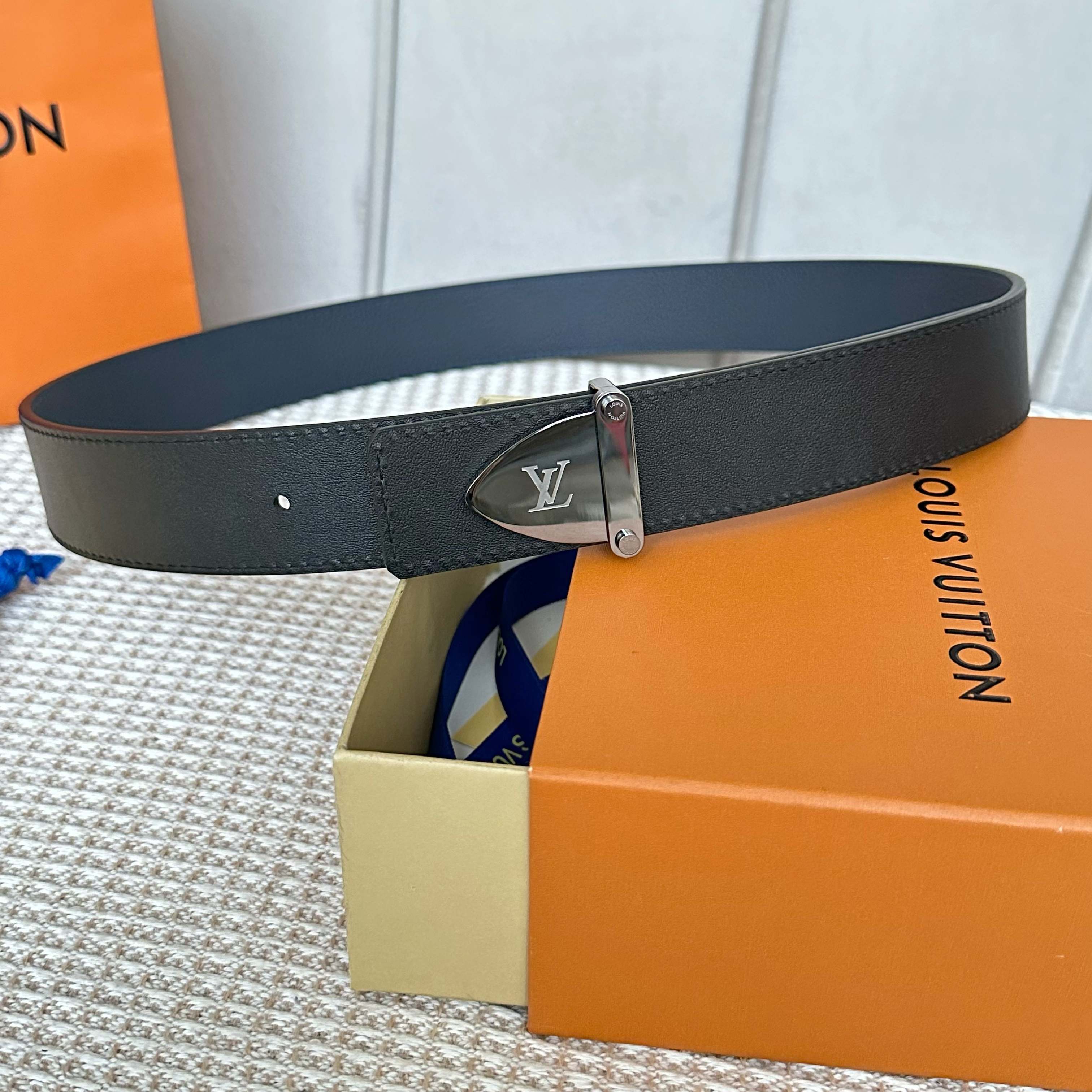 L0UIS VUITT0N P255 驢家原單腰帶 - 両面使用可能なスタイリッシュデザイン