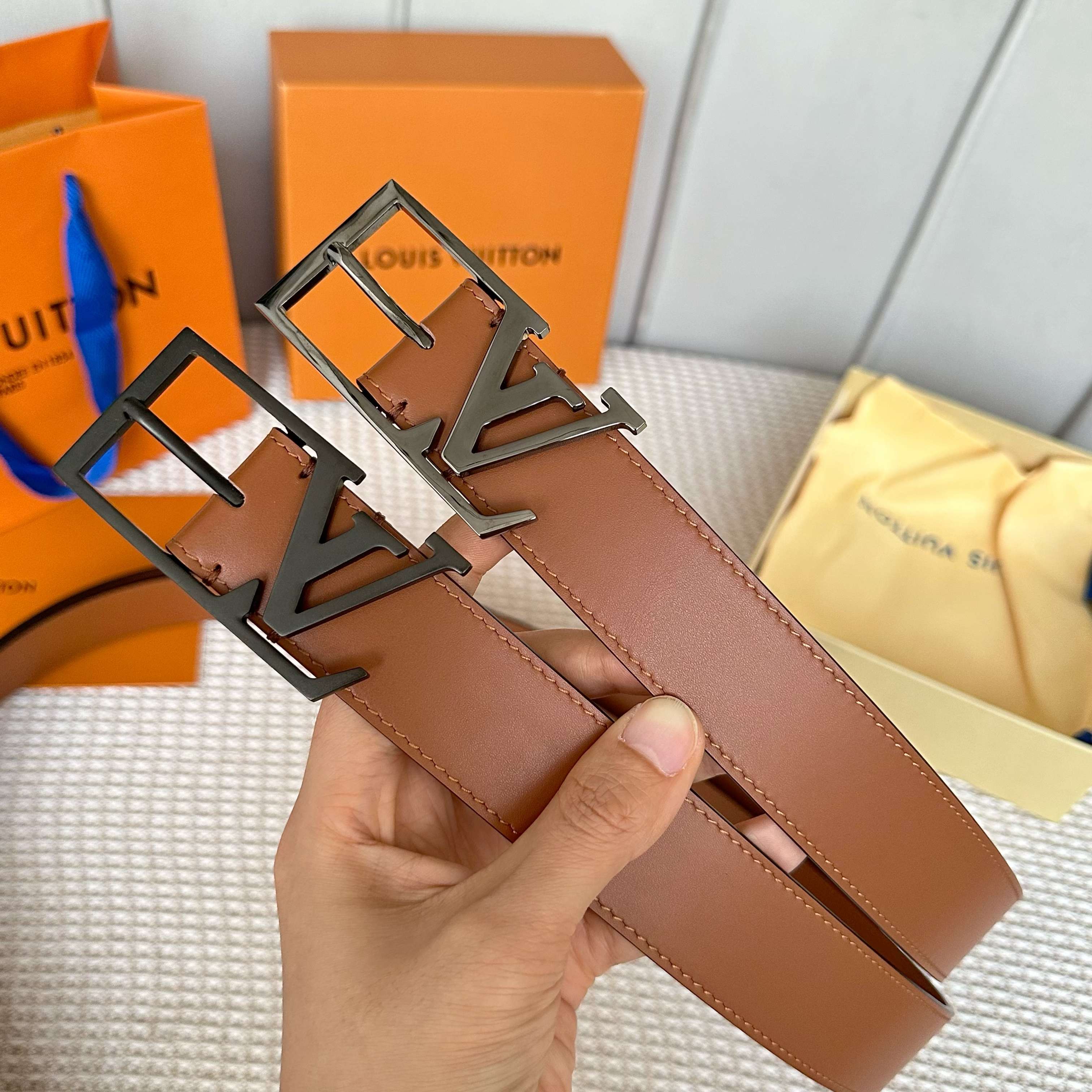 LOUIS VUITTON P255 メンズ原単腰帶 35mm幅広デザイン