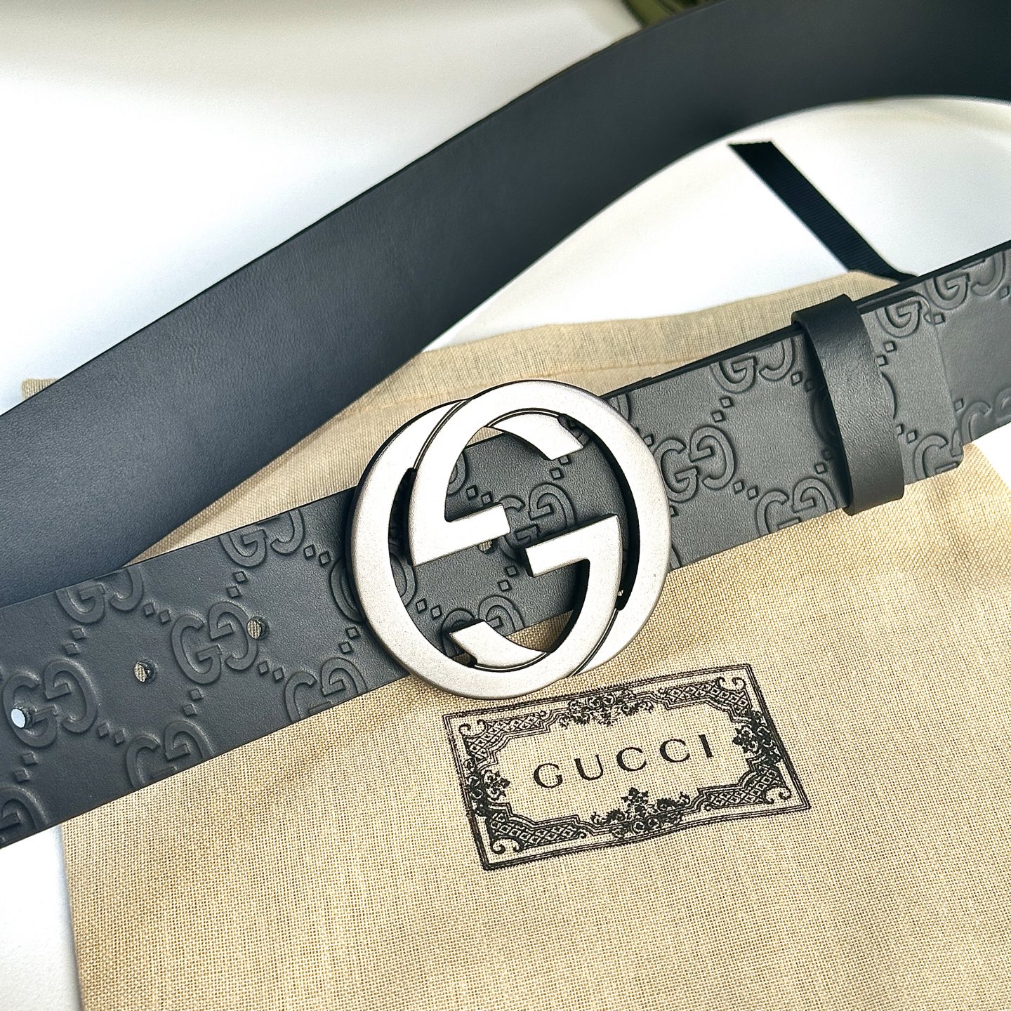  Gucci.古驰 
全套包装 宽度38mm 专柜正品11完美复刻. 原带身 印花图案清晰.配搭精扣头
