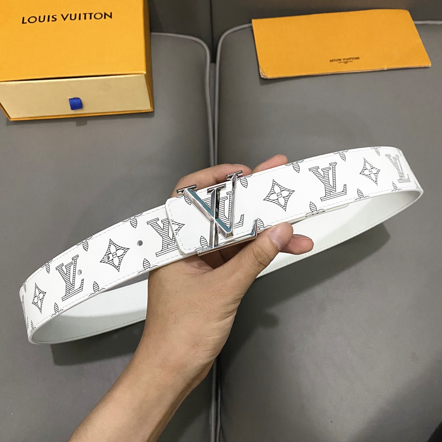 L0UIS VUITT0N 專櫃最新升級版本 寬度40mm 原廠小荔面壓刻有花型圖案效果 內襯進口柔軟小牛皮底  搭配新