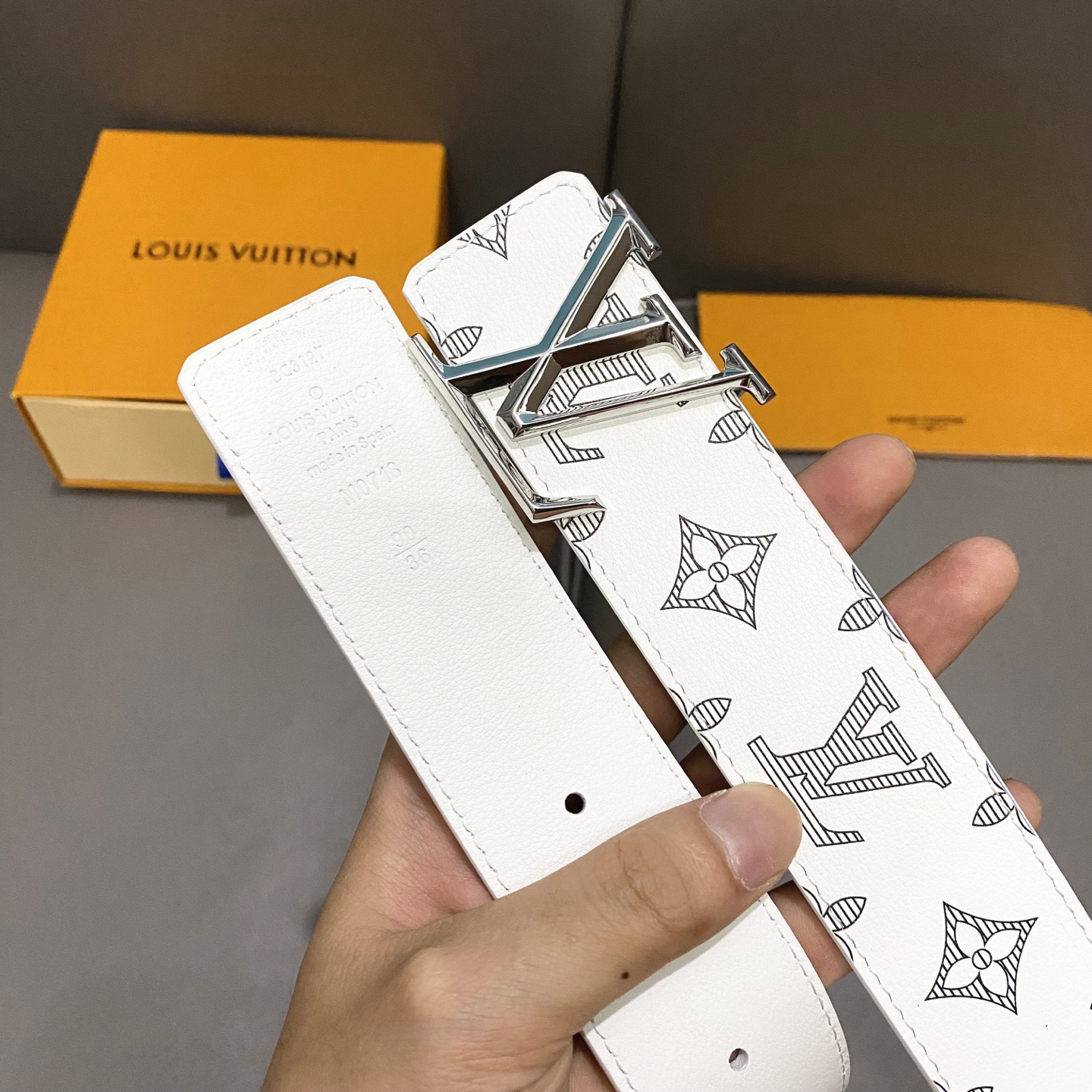 L0UIS VUITT0N 專櫃最新升級版本 寬度40mm 原廠小荔面壓刻有花型圖案效果 內襯進口柔軟小牛皮底  搭配新