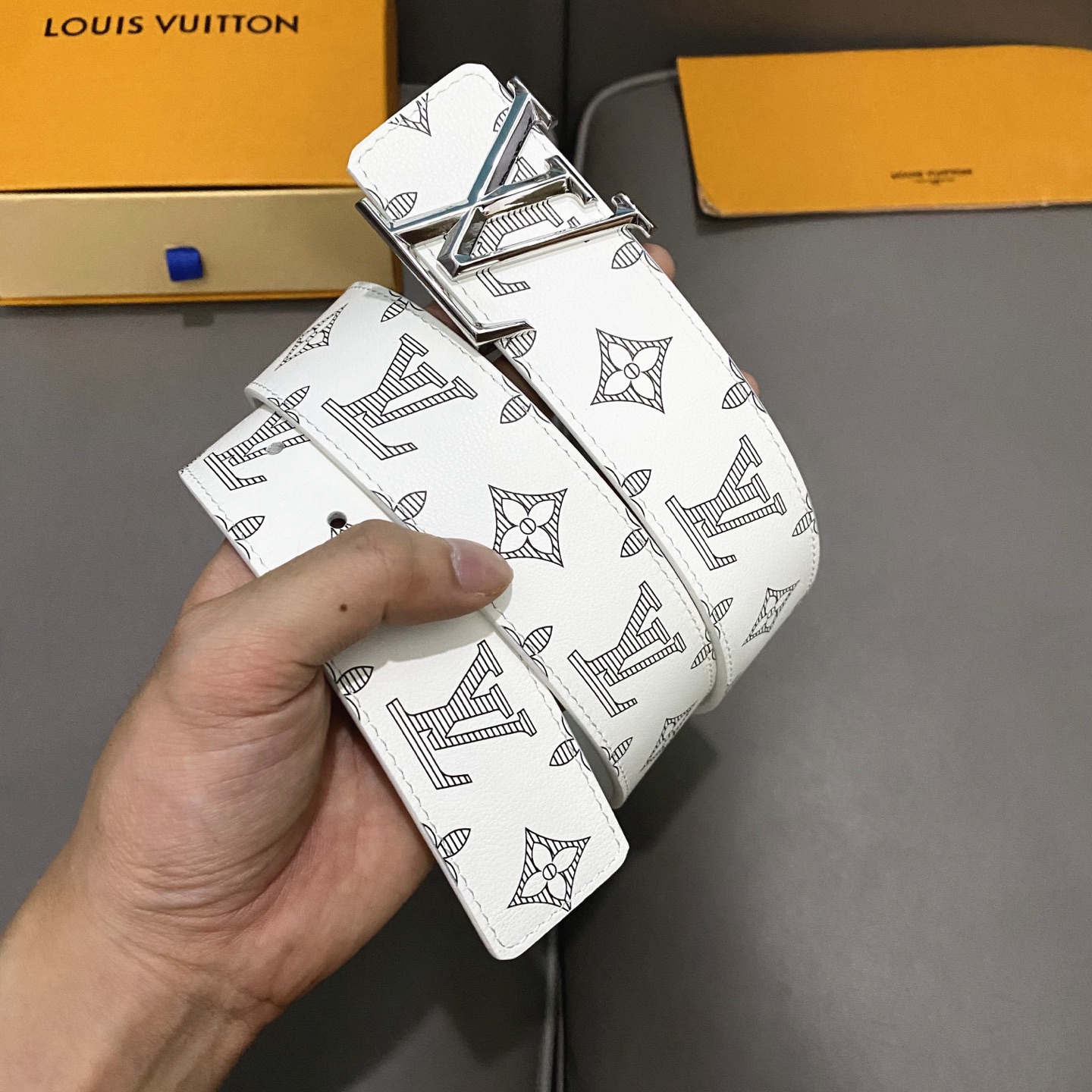 L0UIS VUITT0N 專櫃最新升級版本 寬度40mm 原廠小荔面壓刻有花型圖案效果 內襯進口柔軟小牛皮底  搭配新