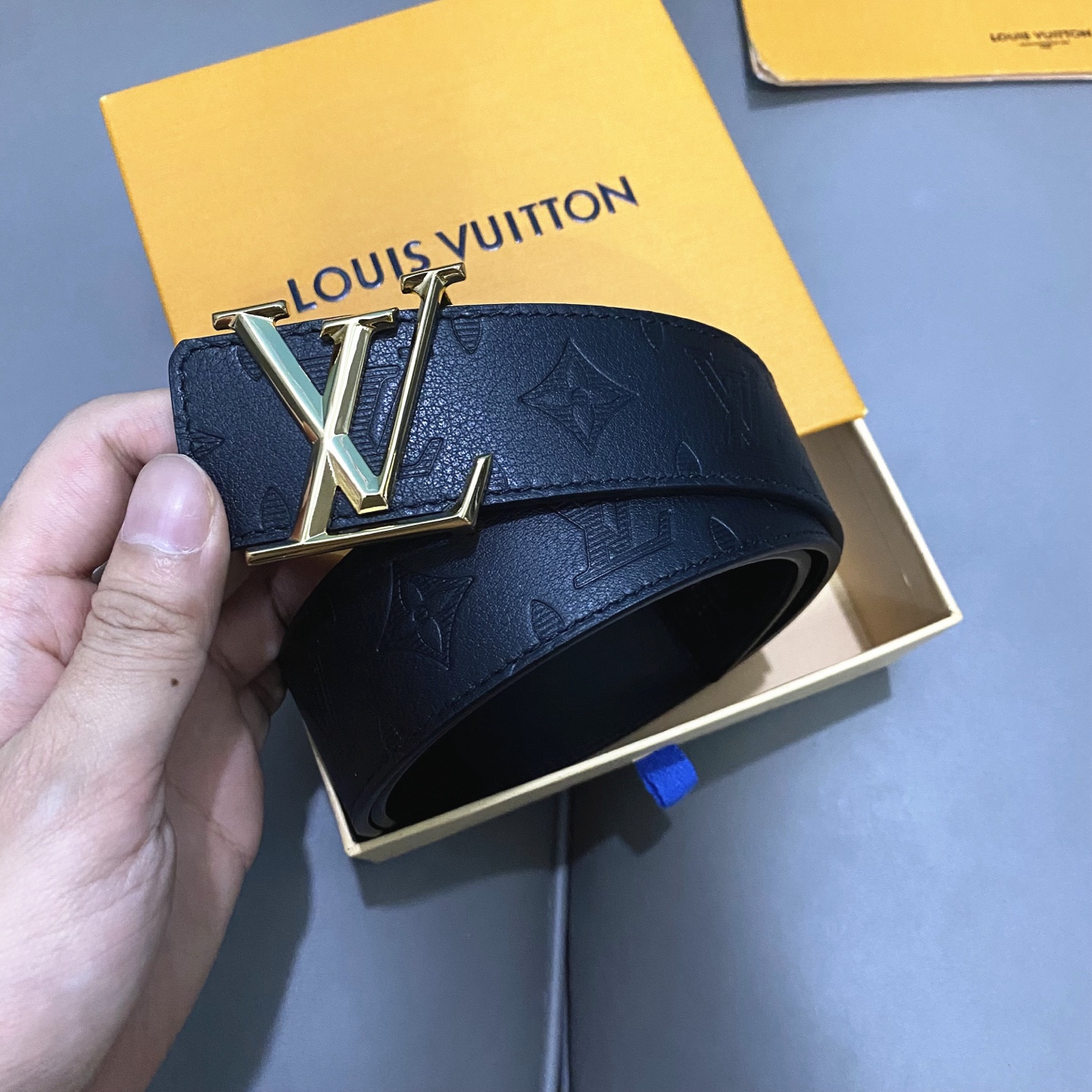 L0UIS VUITT0N 專櫃最新升級版本 寬度40mm 原廠小荔面壓刻有花型圖案效果 內襯進口柔軟小牛皮底  搭配新