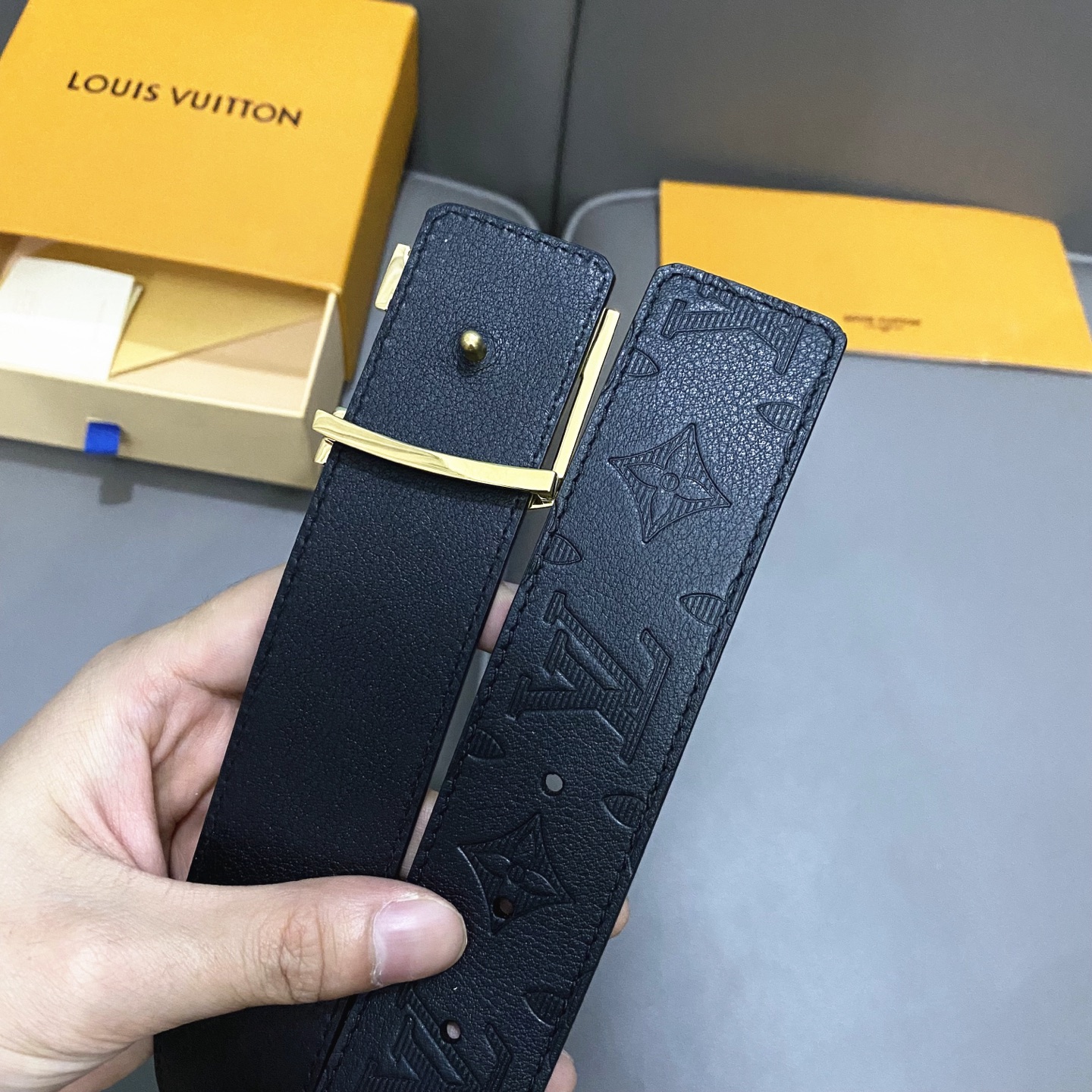 L0UIS VUITT0N 專櫃最新升級版本 寬度40mm 原廠小荔面壓刻有花型圖案效果 內襯進口柔軟小牛皮底  搭配新