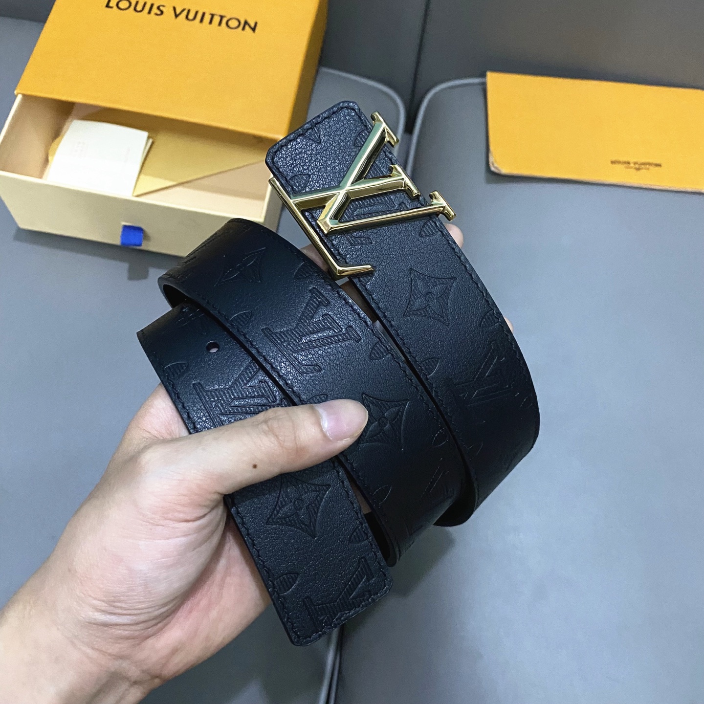 L0UIS VUITT0N 專櫃最新升級版本 寬度40mm 原廠小荔面壓刻有花型圖案效果 內襯進口柔軟小牛皮底  搭配新