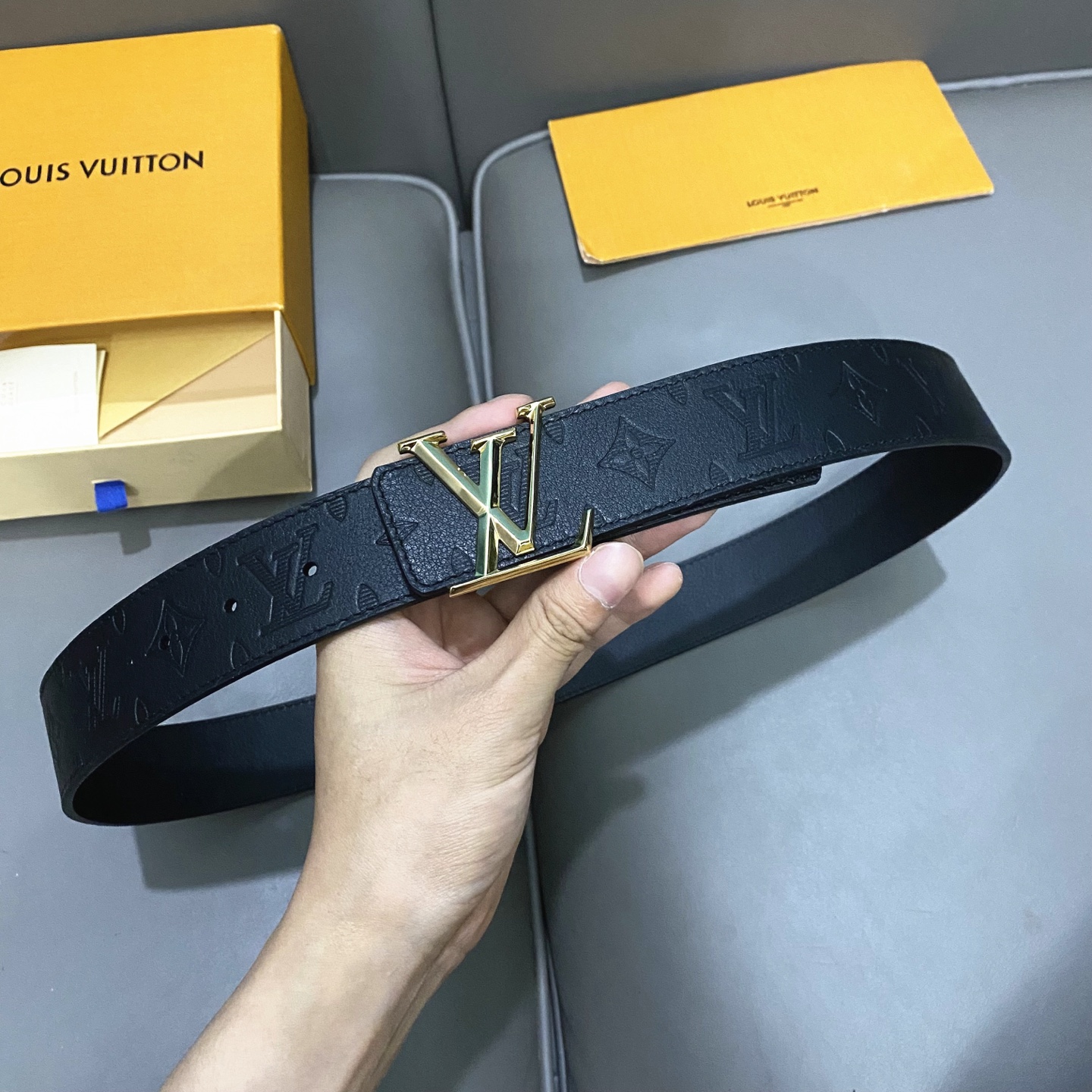 L0UIS VUITT0N 專櫃最新升級版本 寬度40mm 原廠小荔面壓刻有花型圖案效果 內襯進口柔軟小牛皮底  搭配新